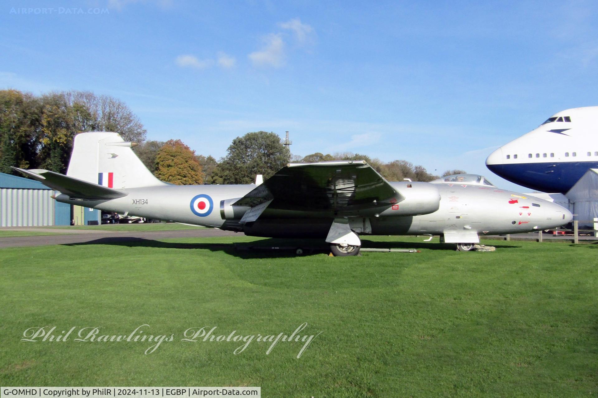 G-OMHD, 1959 English Electric Canberra PR.9 C/N SH1724, XH134 (G-OMHD) 1959 English Electric Canberra PR9 Kemble 13.11.24