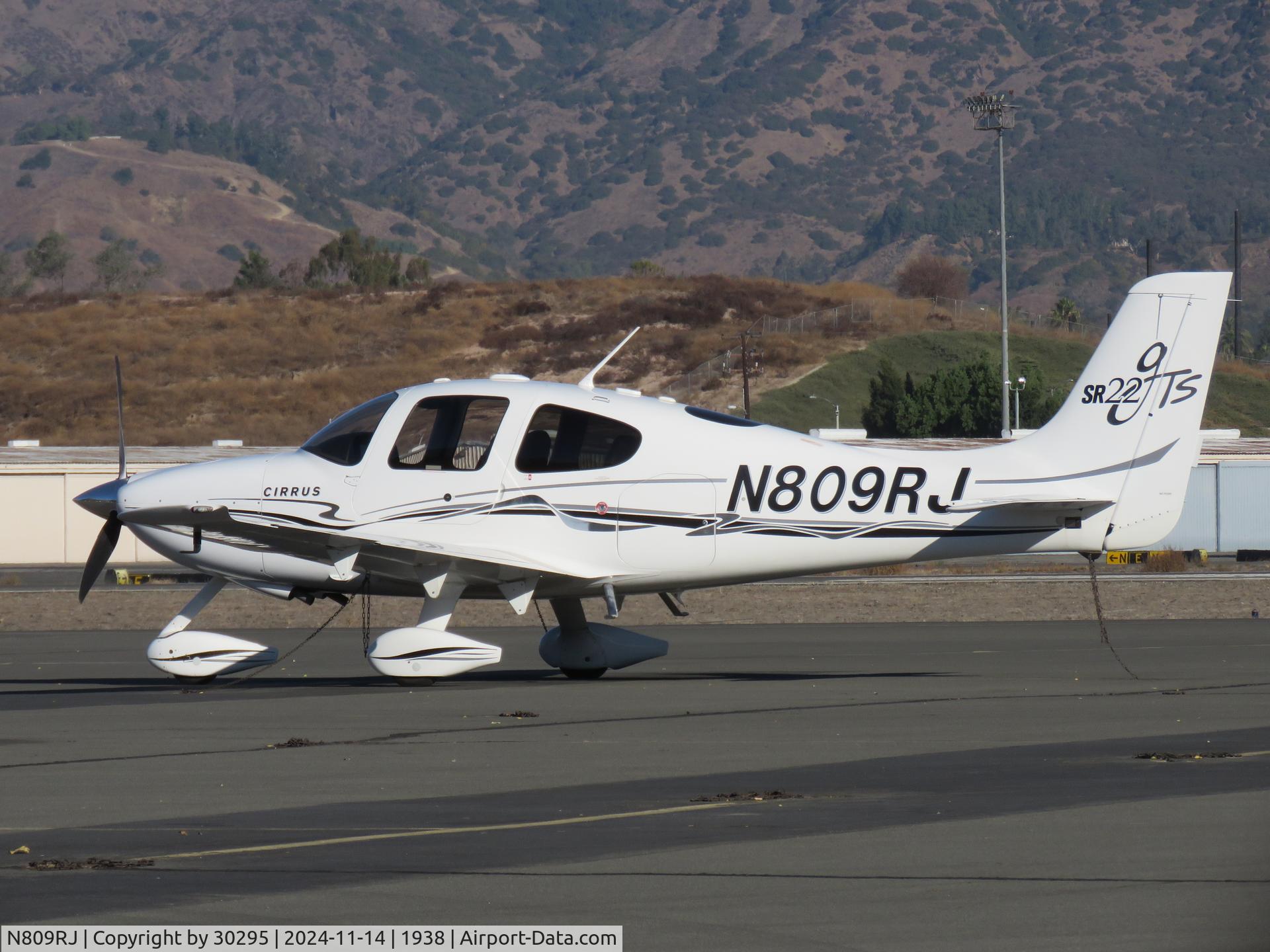 N809RJ, 2005 Cirrus SR22 C/N 1361, Parked