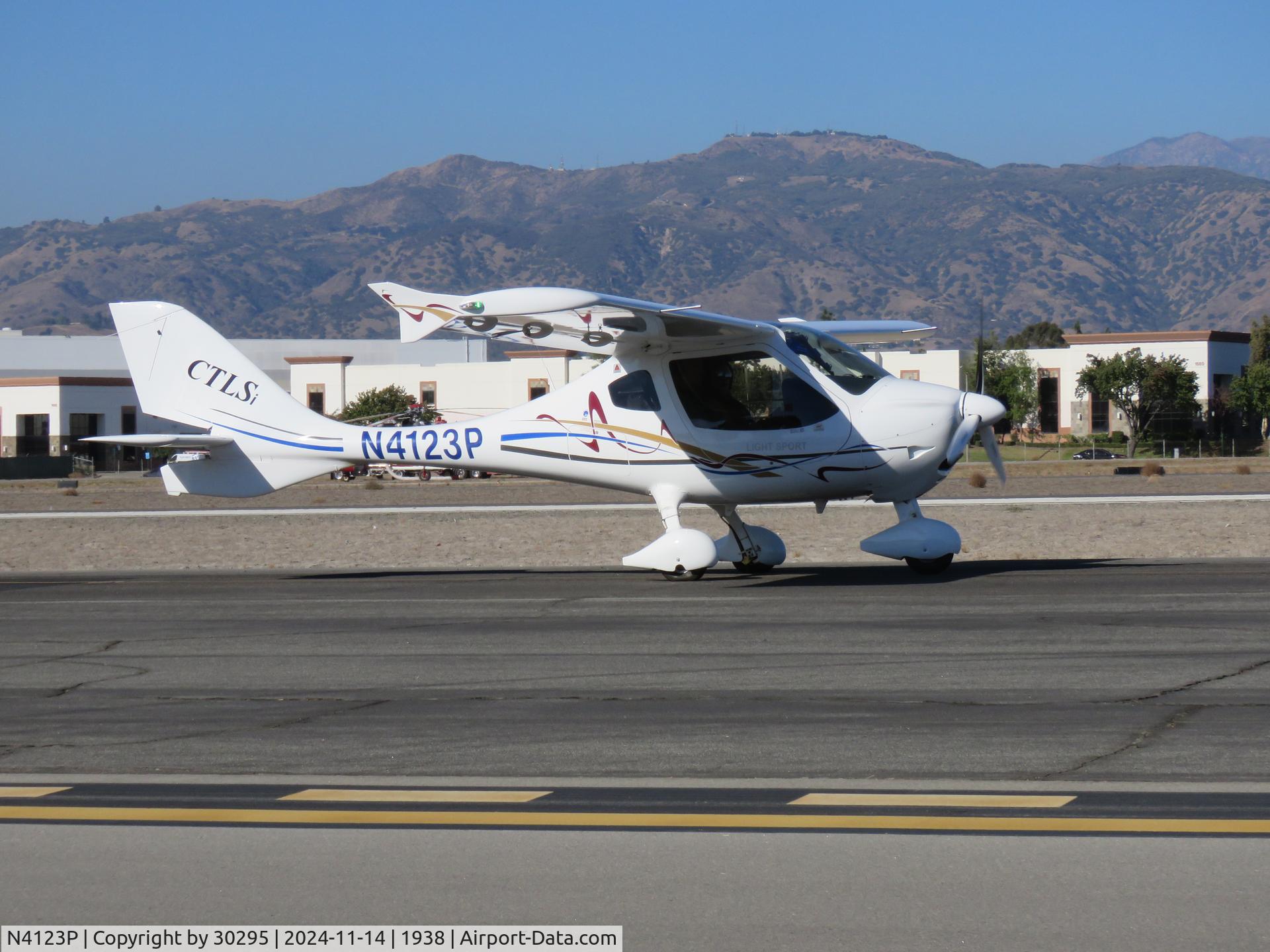 N4123P, 2012 Flight Design GmbH CTLS C/N F-13-12-10, Taxiing