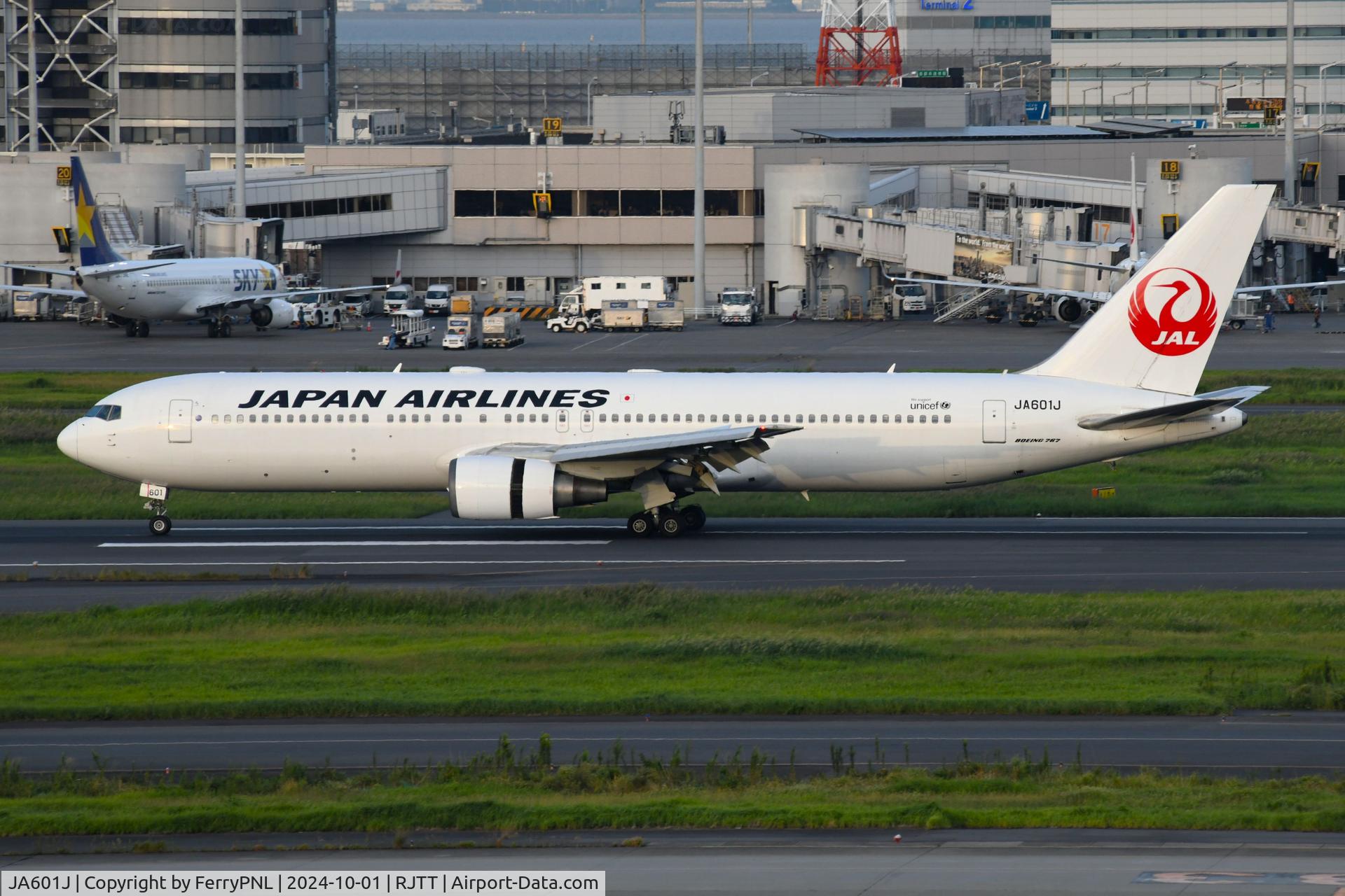JA601J, 2002 Boeing 767-346/ER C/N 32886, JAL B763 landing