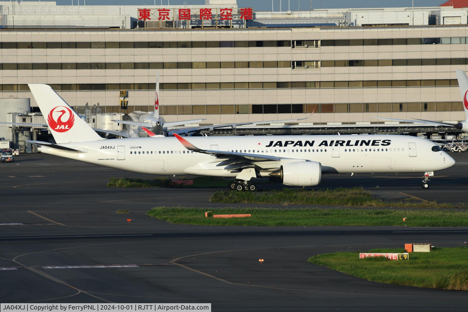 JA04XJ, 2019 Airbus A350-941 C/N 352, JAL A359 taxying for a domestic flight