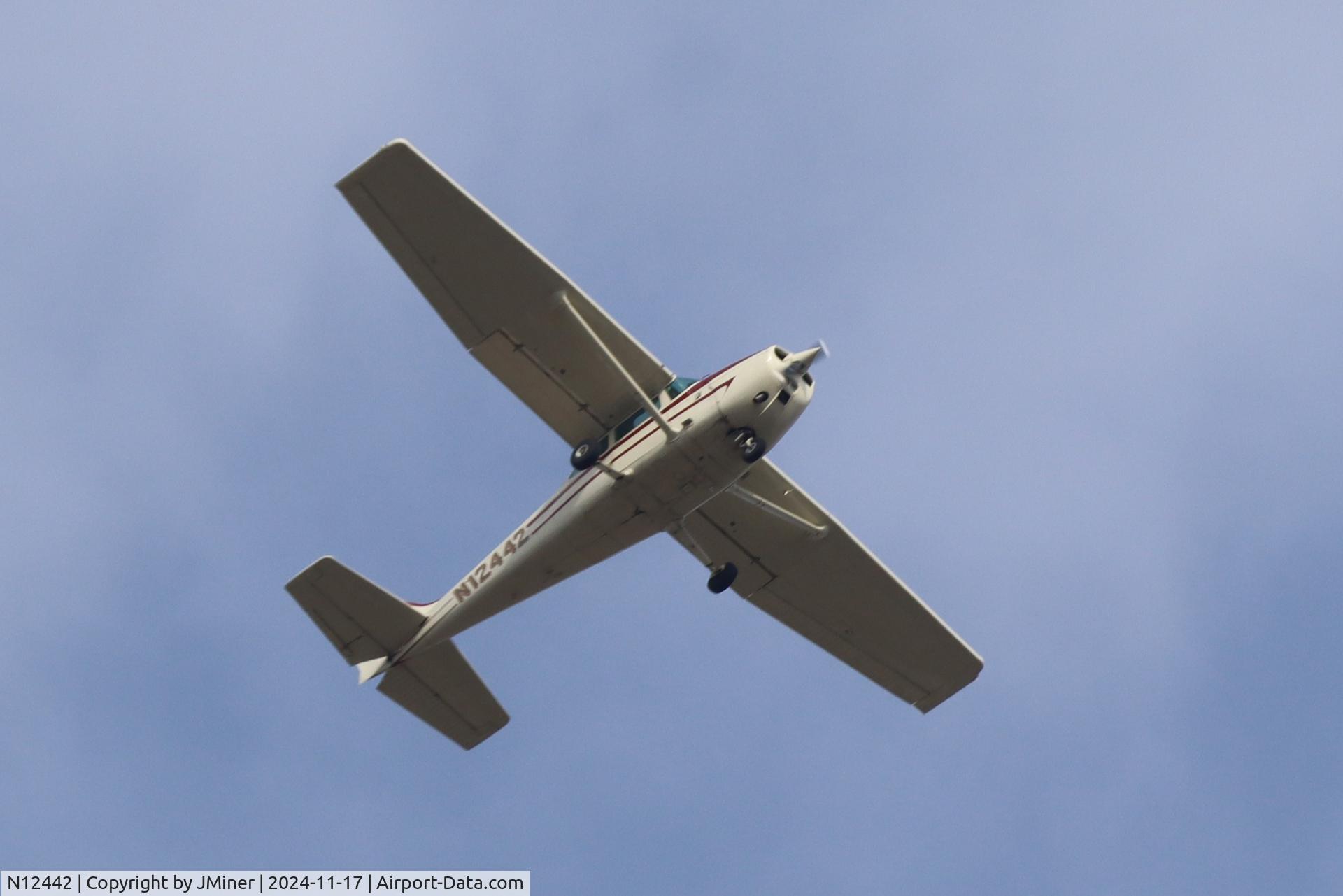 N12442, 1973 Cessna 172M C/N 17261985, Flying over Elgin IL.
