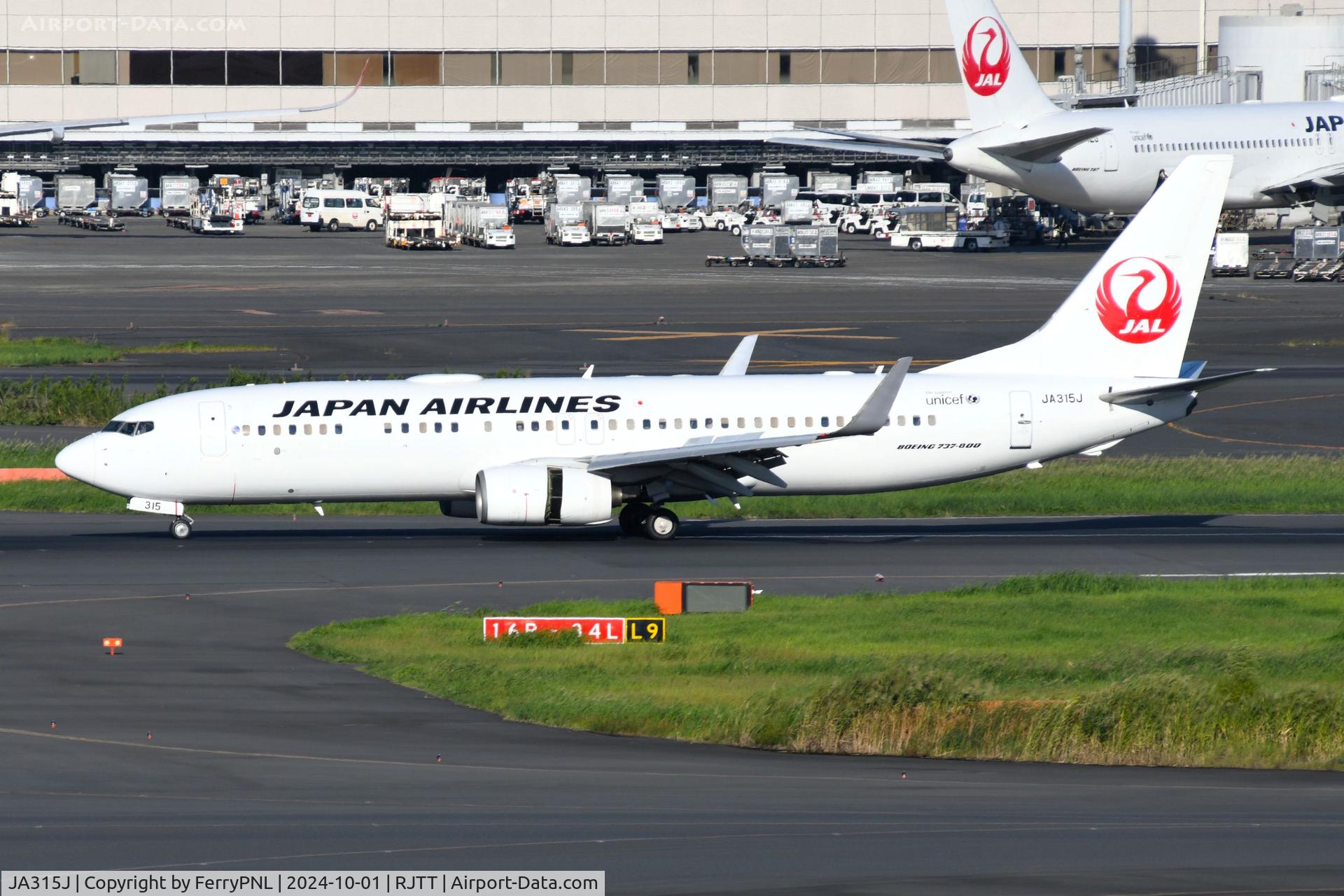 JA315J, 2008 Boeing 737-846 C/N 35344, Arrival of JAL B738