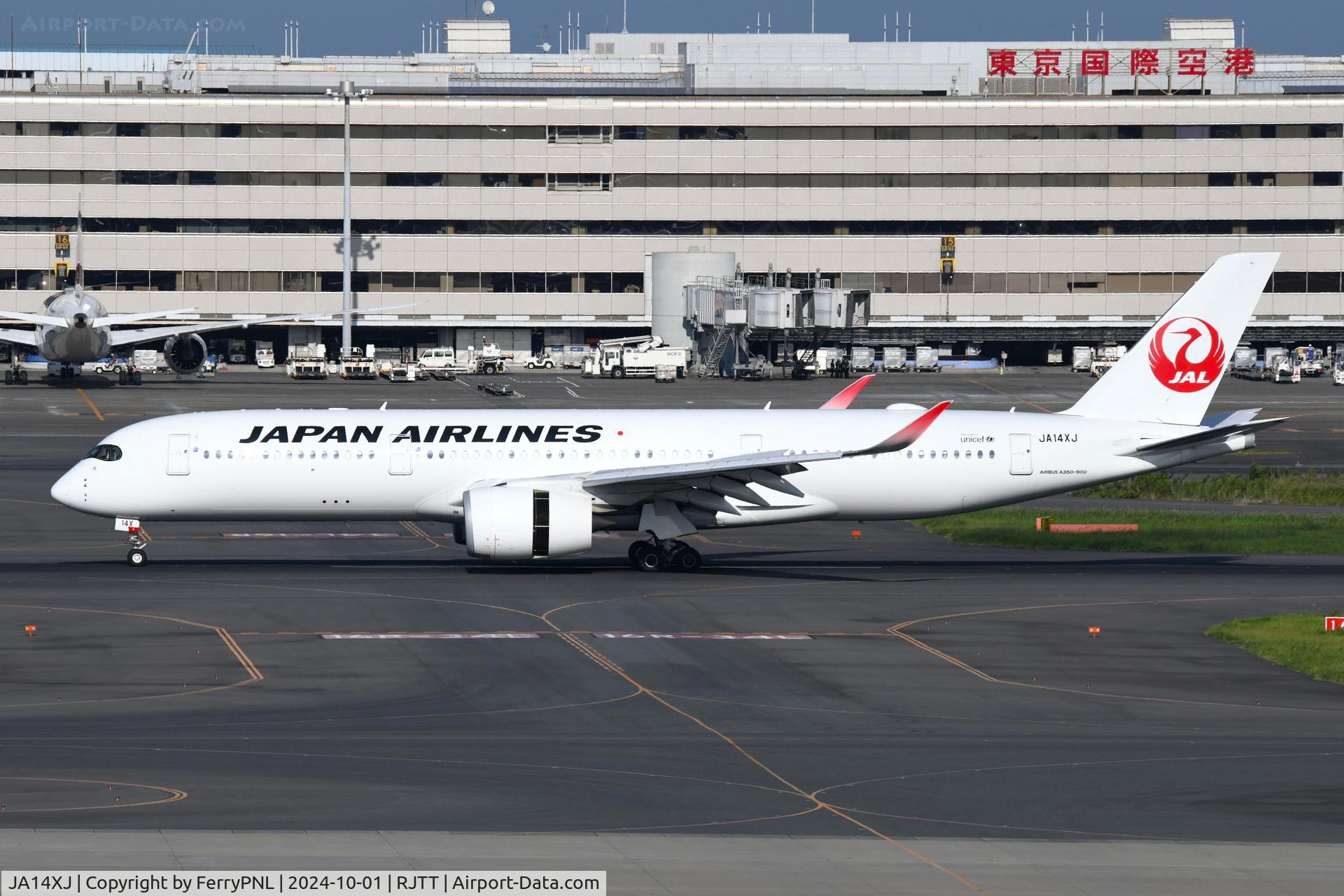JA14XJ, 2021 Airbus A350-941 C/N 541, JAL A359 applying reverse thrust to slow down after landing
