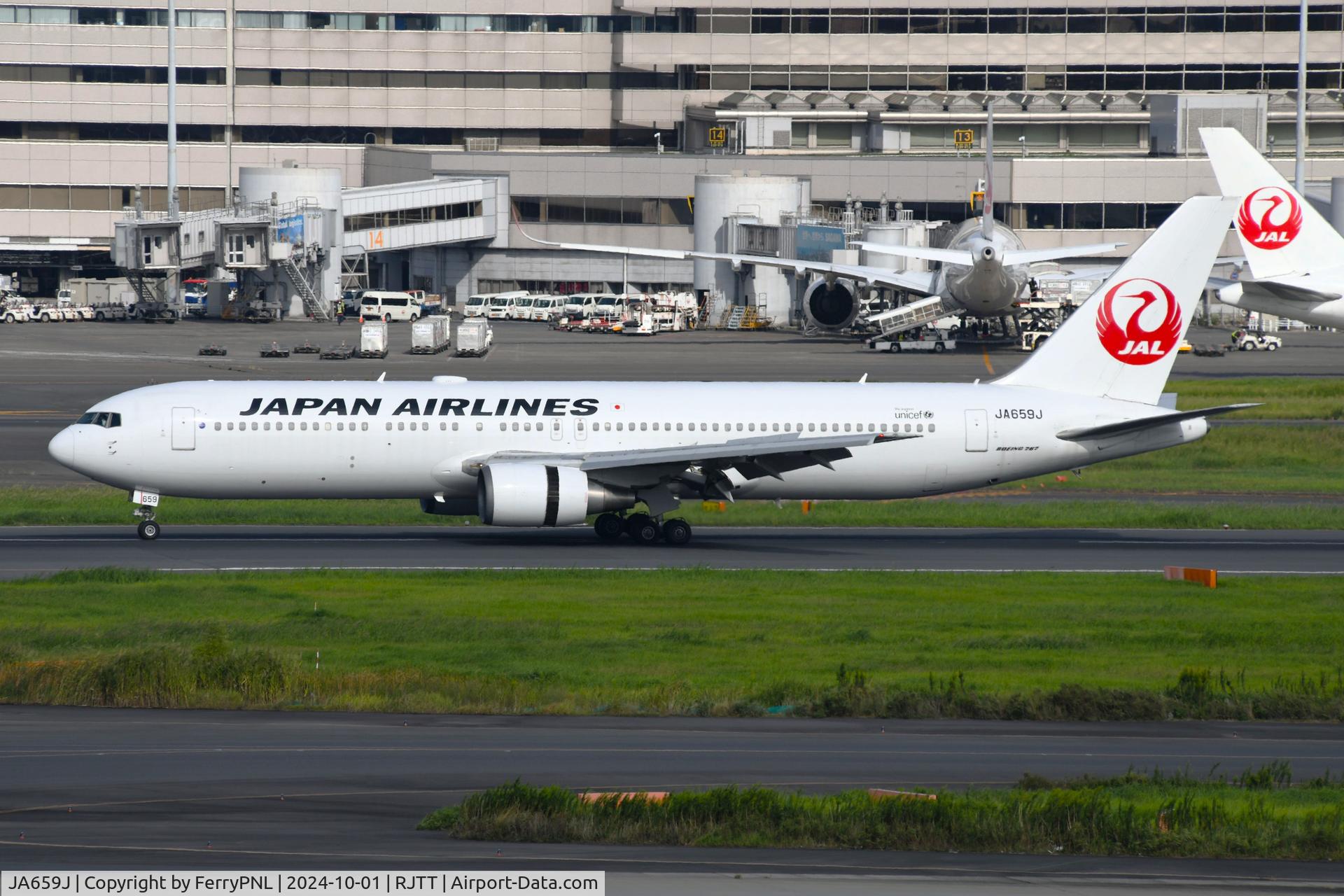 JA659J, 2011 Boeing 767-346/ER C/N 40371, JAL B763 landing