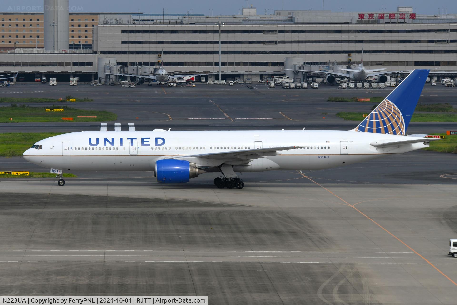 N223UA, 2001 Boeing 777-222 C/N 30224, United B772 taxying past