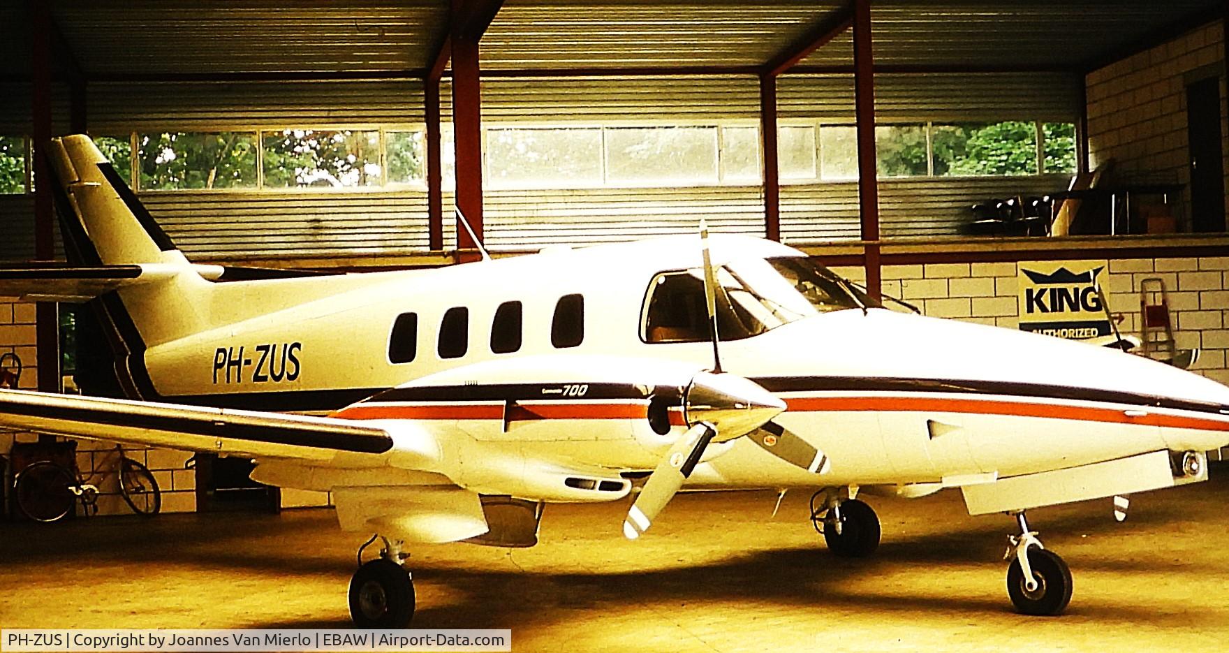 PH-ZUS, 1979 Rockwell International 700 C/N 70019, ex-slide