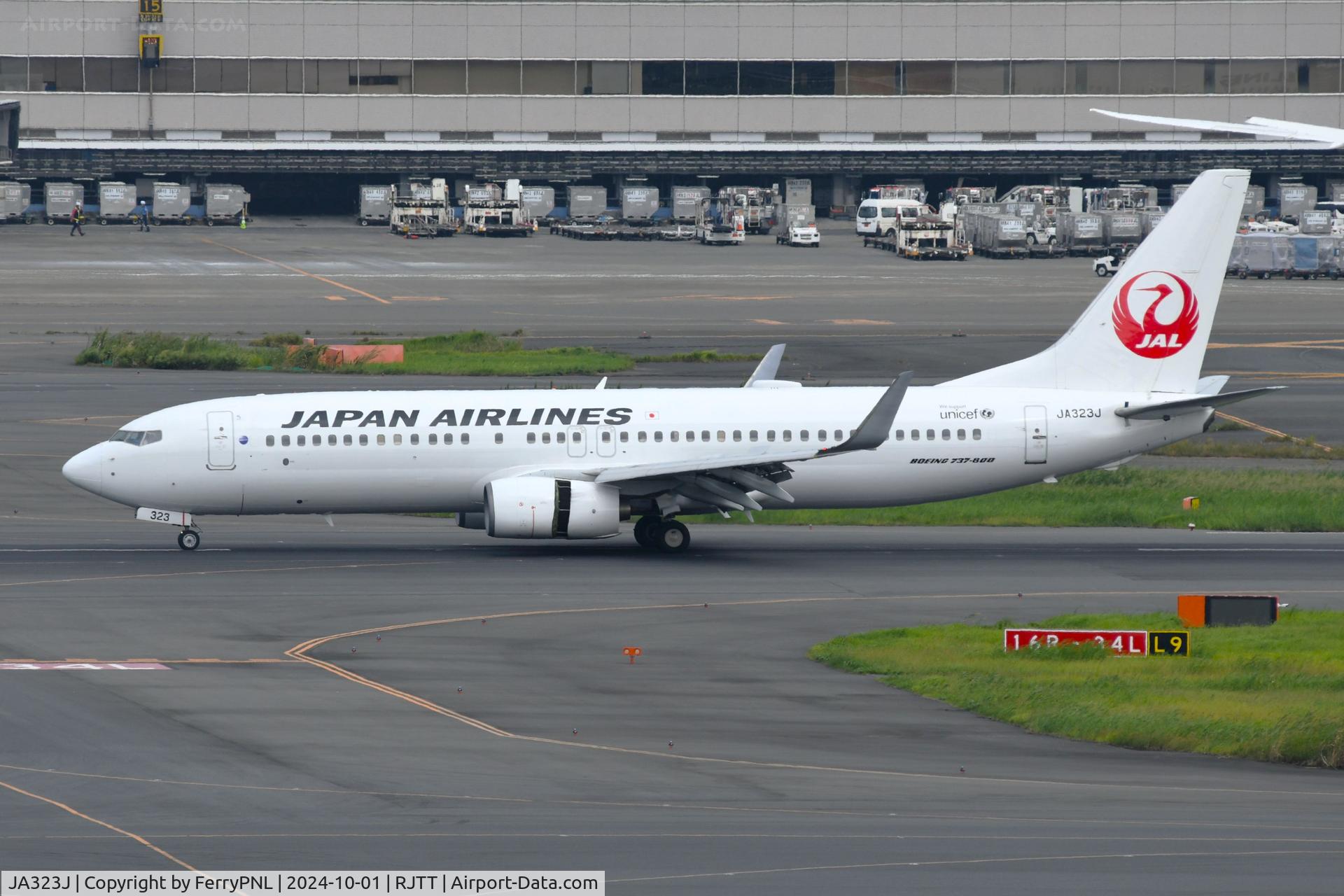 JA323J, 2009 Boeing 737-846 C/N 35352, JAL B738 on the deck