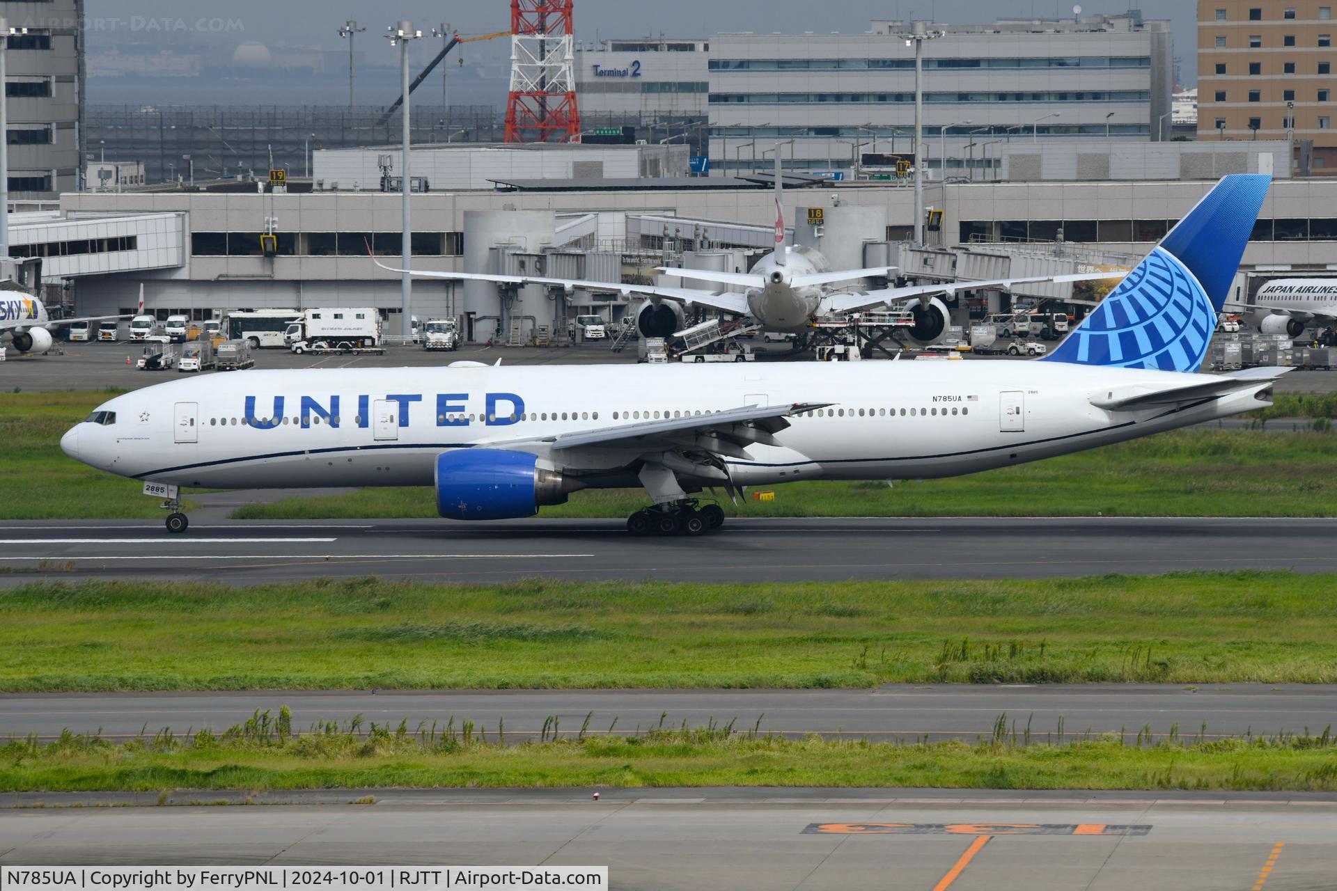 N785UA, 1997 Boeing 777-222 C/N 26954, United B772 rolling after landing