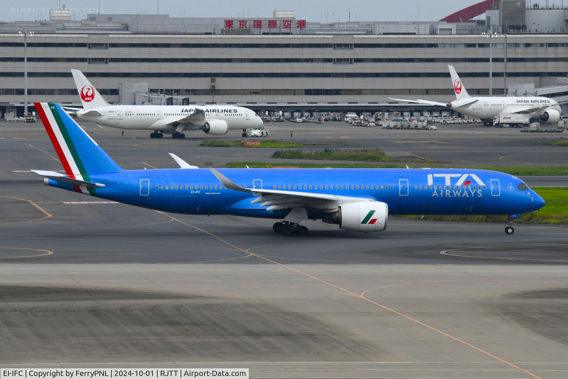 EI-IFC, 2019 Airbus A350-941 C/N 0323, ITA A359 taxying for departure to FCO