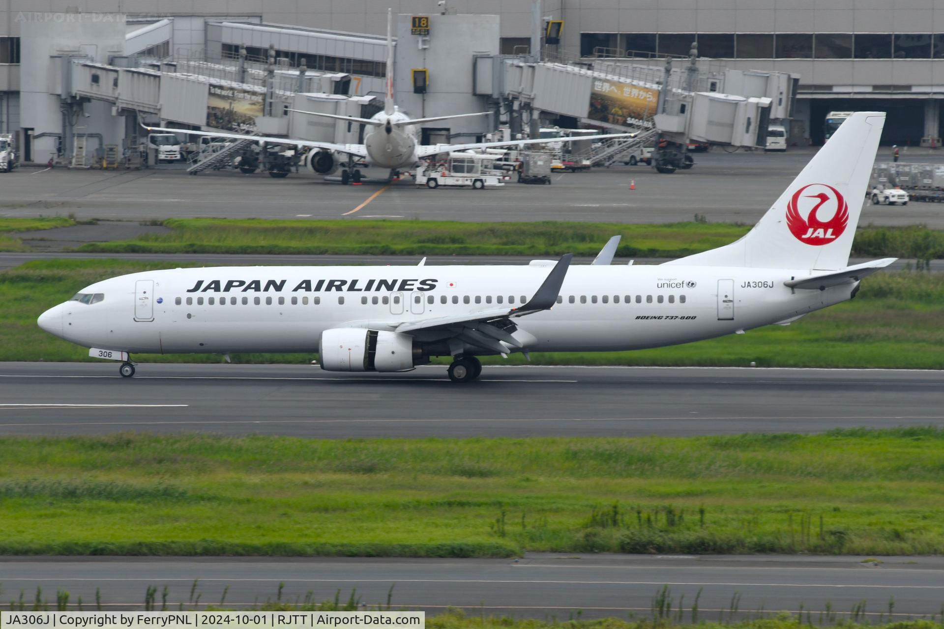 JA306J, 2007 Boeing 737-846 C/N 35335, JAL B738 coming to a stop