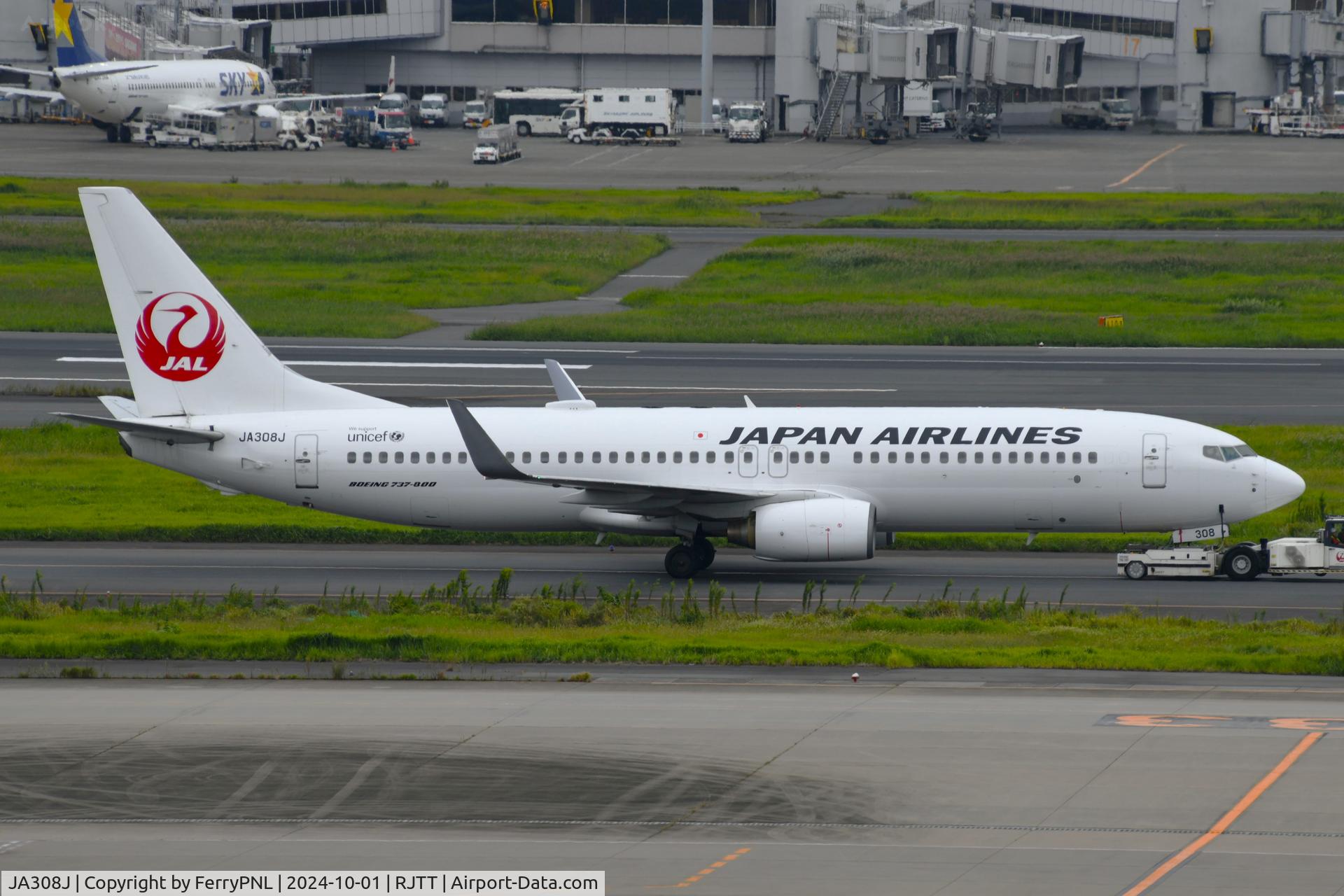 JA308J, 2008 Boeing 737-846 C/N 35337, JAL B738 under tow
