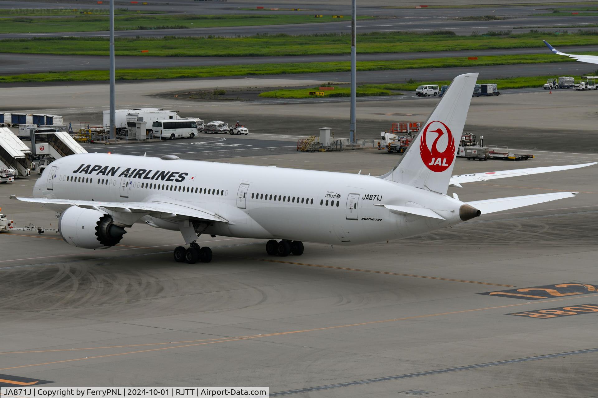 JA871J, 2017 Boeing 787-9 Dreamliner Dreamliner C/N 787-9 Dreamliner, JAL B789 pushed from its gate