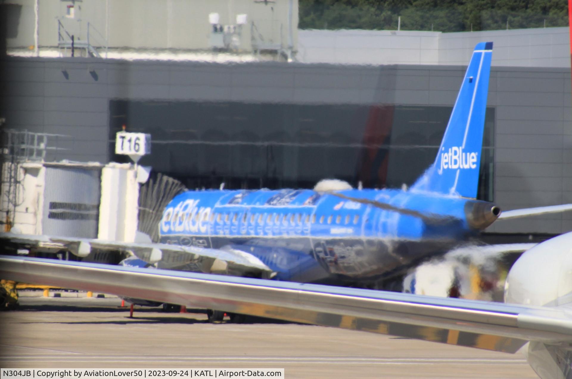 N304JB, 2009 Embraer ERJ-190-100 IGW 190AR C/N 19000257, jetBlue Blueprint E190 at Gate T16, ATL