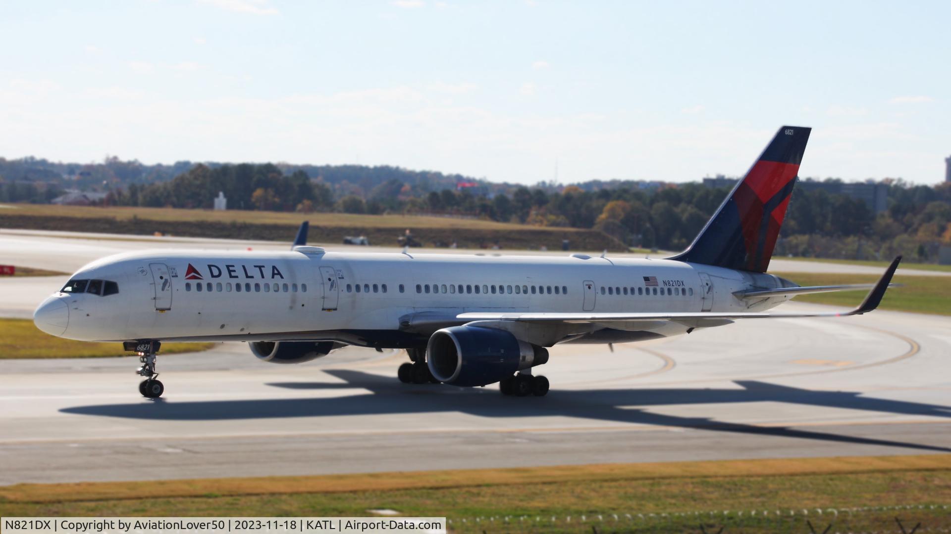 N821DX, 2004 Boeing 757-26D C/N 33961, Delta 752
