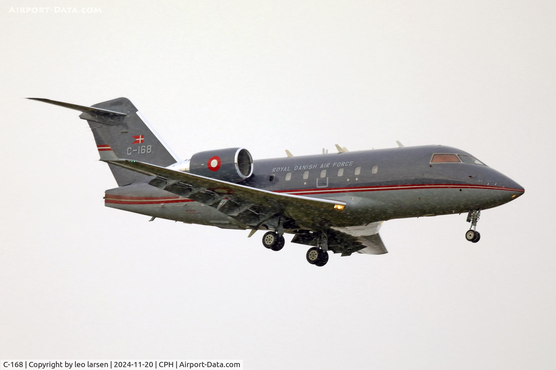 C-168, 2000 Bombardier Challenger 604 (CL-600-2B16) C/N 5468, Copenhagen landing in snow flurry R-04L