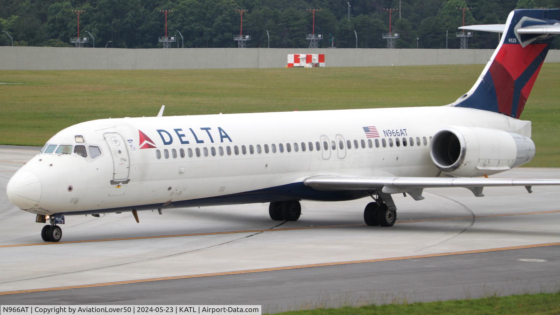 N966AT, 2001 Boeing 717-200 C/N 55027, Delta 712