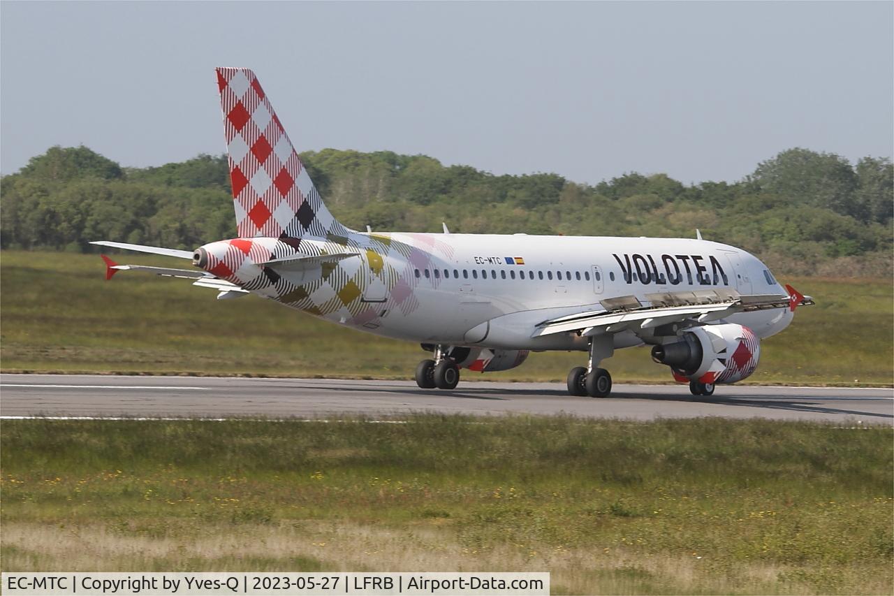 EC-MTC, 2004 Airbus A319-111 C/N 2258, Airbus A319-111 Landing Rwy 07R, Brest-Bretagne airport (LFRB-BES)