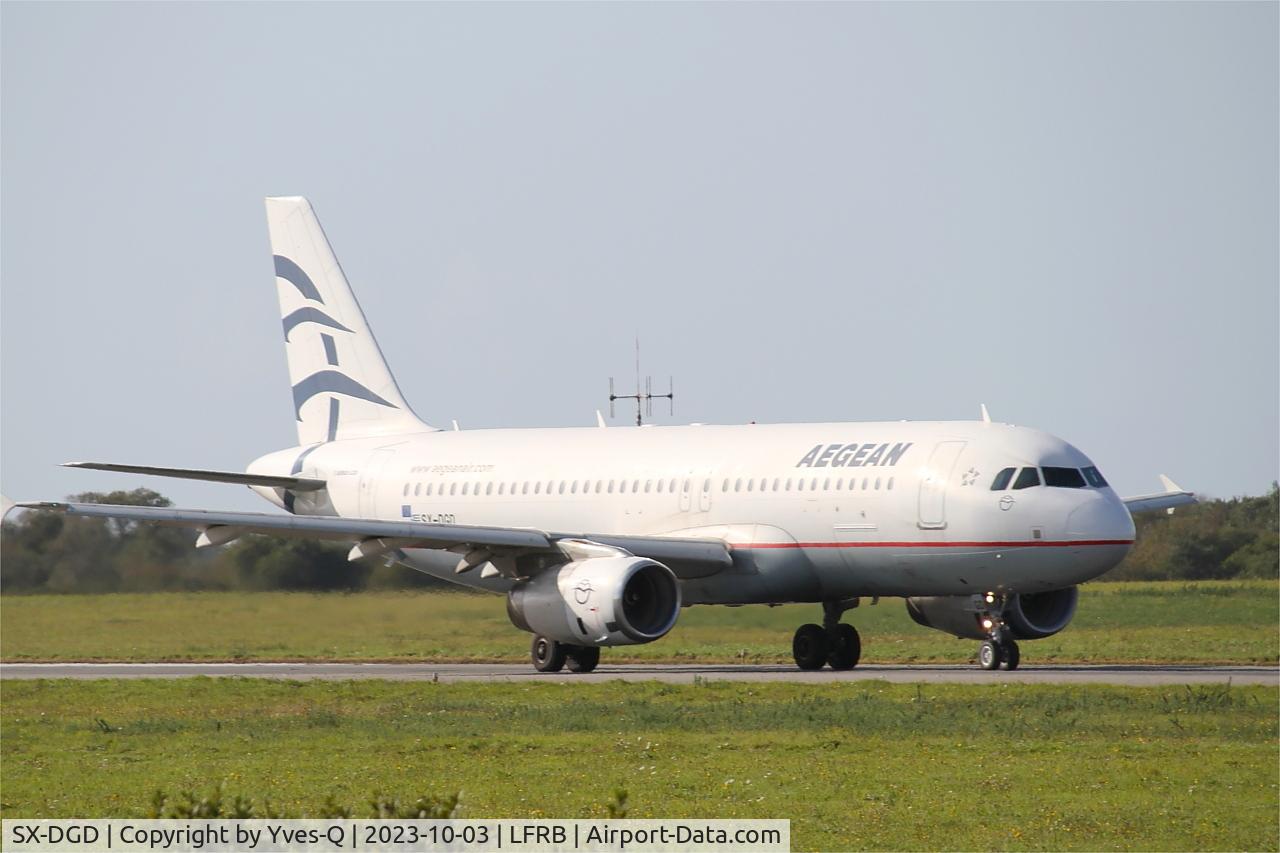 SX-DGD, 2009 Airbus A320-232 C/N 4065, Airbus A320-232, Taxiing rwy 25L, Brest-Bretagne airport (LFRB-BES)