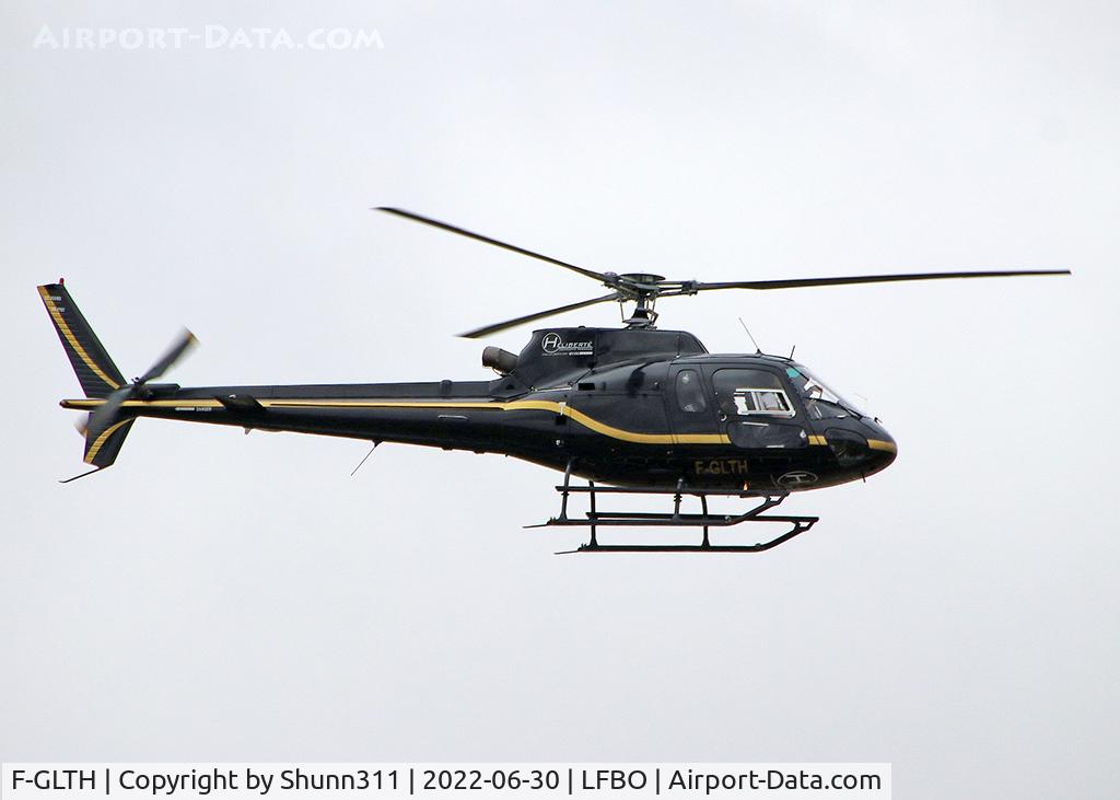 F-GLTH, Eurocopter AS-350B-2 Ecureuil C/N 2701, Passing above rwy 32R
