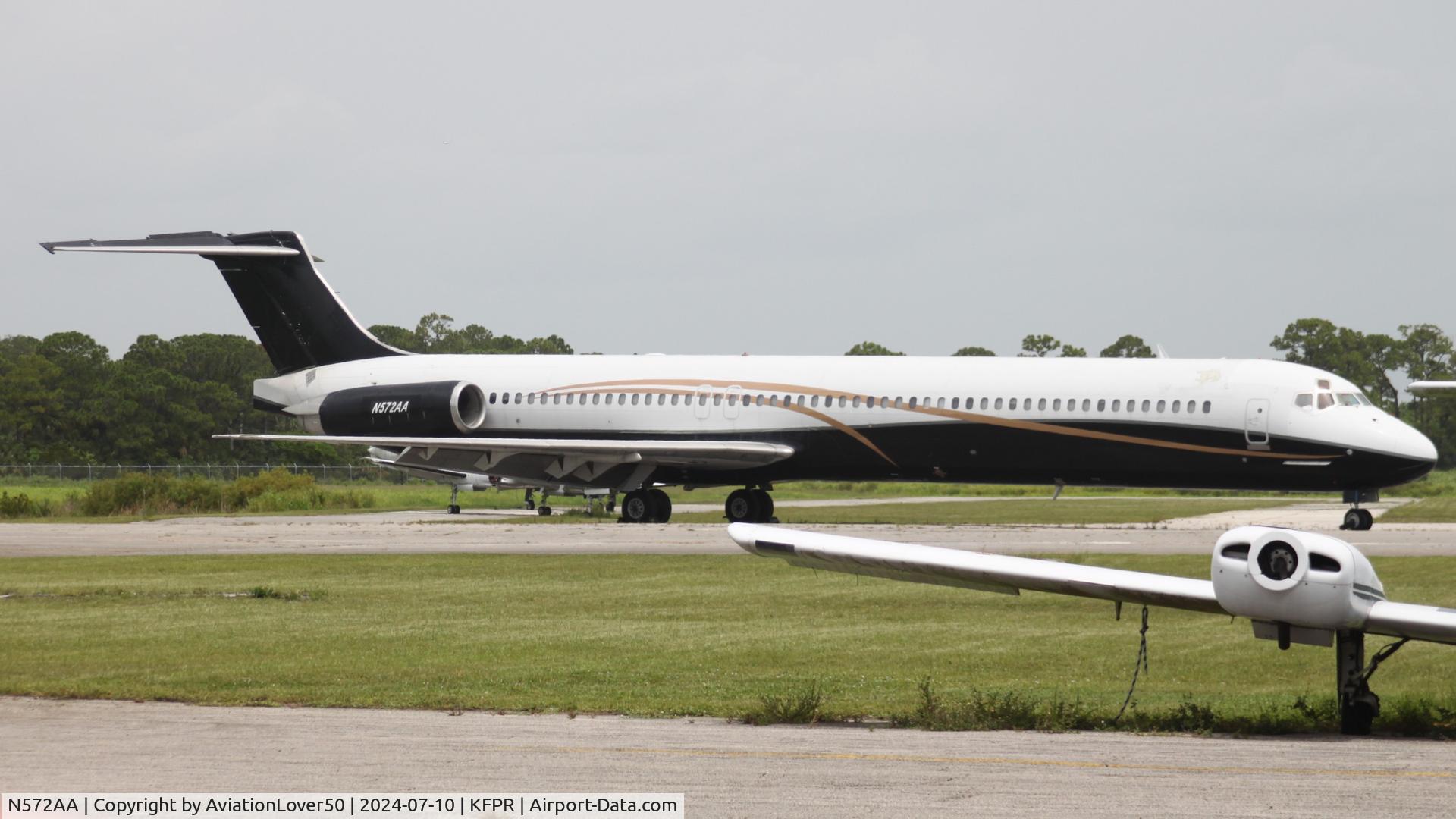 N572AA, 1987 McDonnell Douglas MD-83 (DC-9-83) C/N 49458, Private MD-83