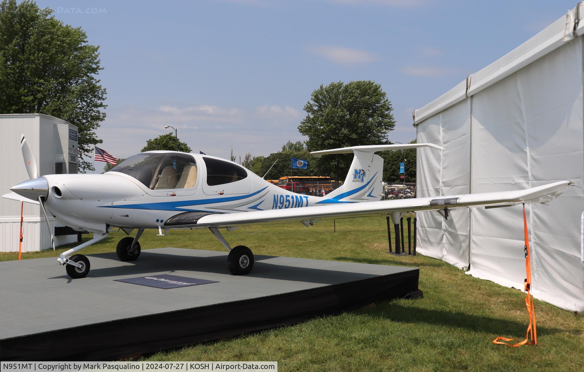 N951MT, 2023 Diamond DA 40 C/N 40.1242, Diamond DA 40