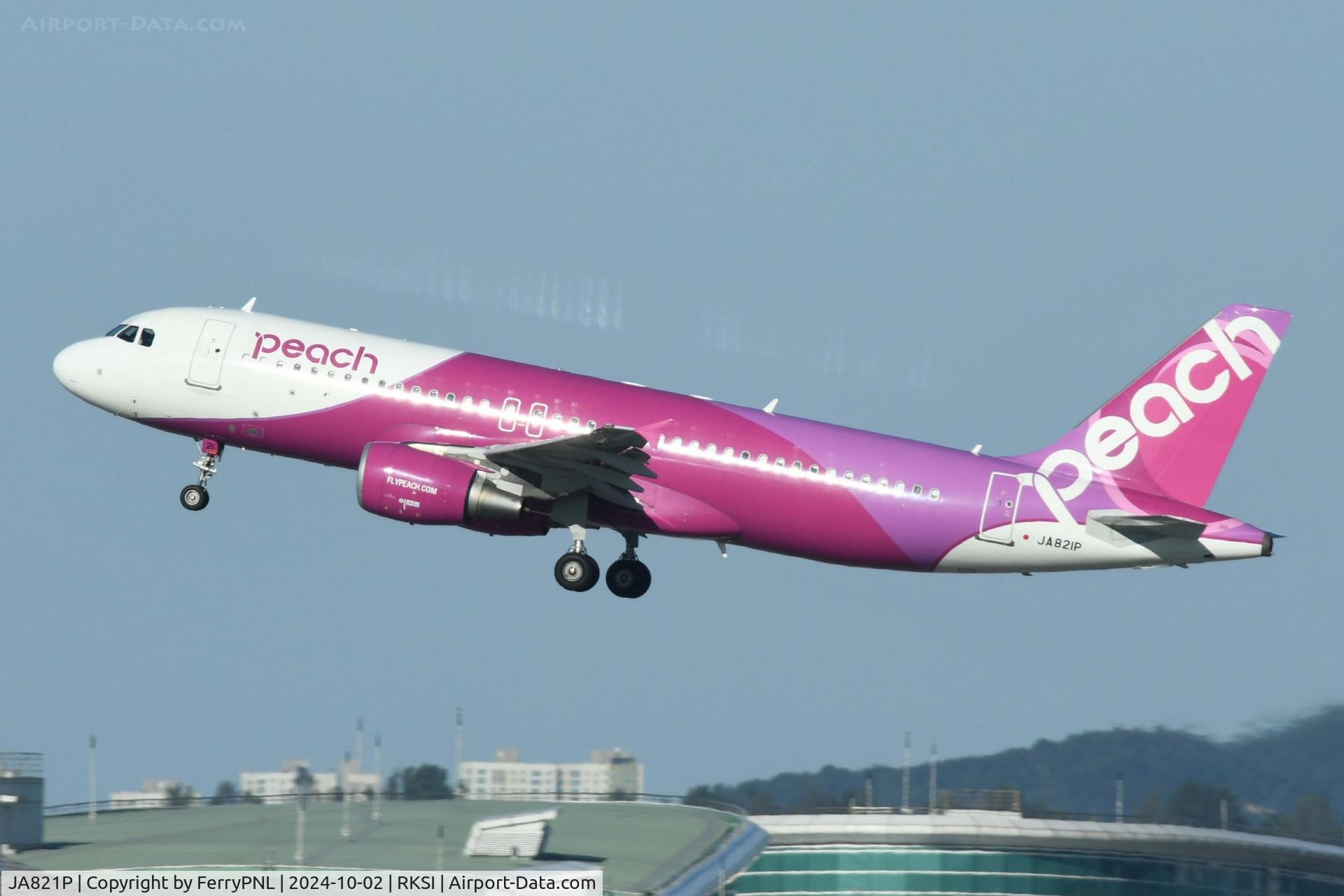 JA821P, 2018 Airbus A320-214 C/N 8396, peach A320 departing for KIX