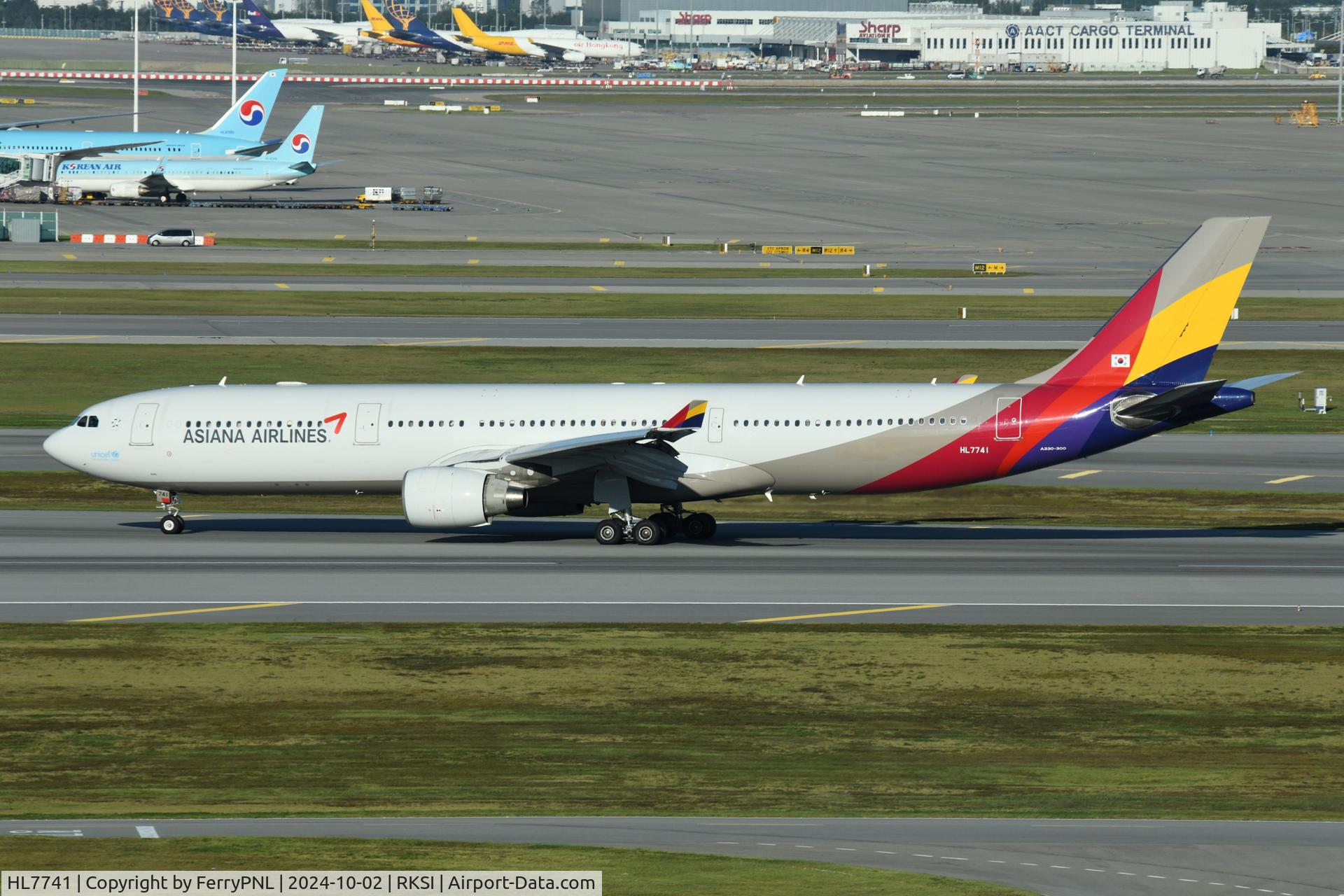HL7741, 2005 Airbus A330-323X C/N 708, Asiana A333 vacating the runway