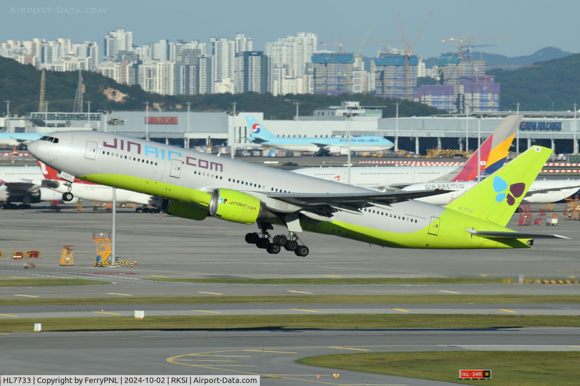 HL7733, 2005 Boeing 777-2B5/ER C/N 34206, Jin Air B772 lifting-off