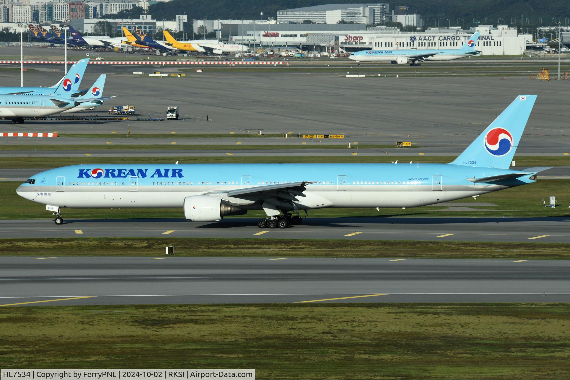 HL7534, 1999 Boeing 777-3B5 C/N 27950, Korean B773 rolling past