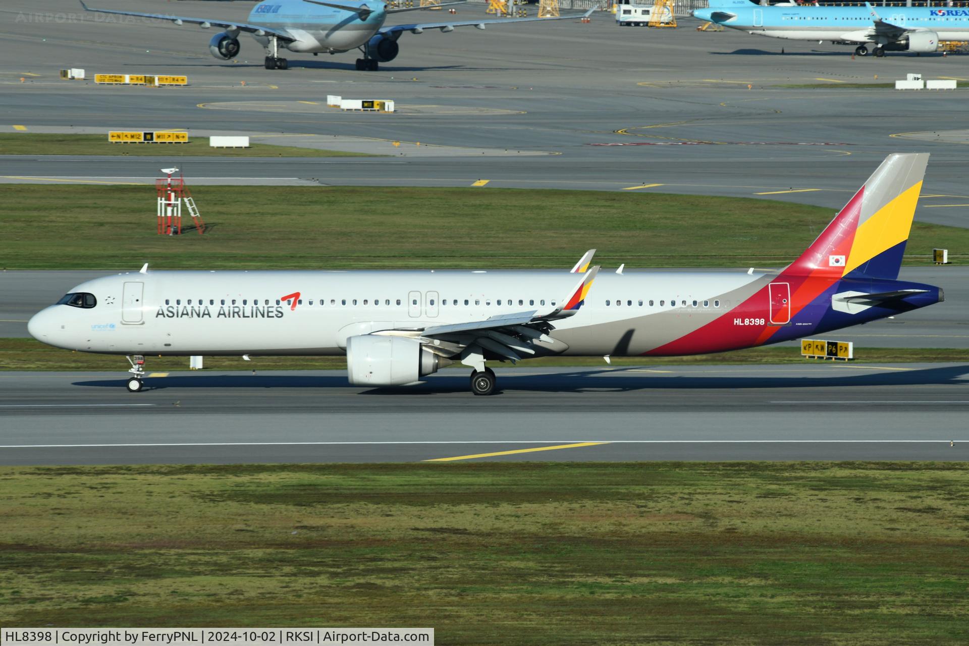 HL8398, 2021 Airbus A321-251NX C/N 10457, Asiana A321Neo taxying to the terminal