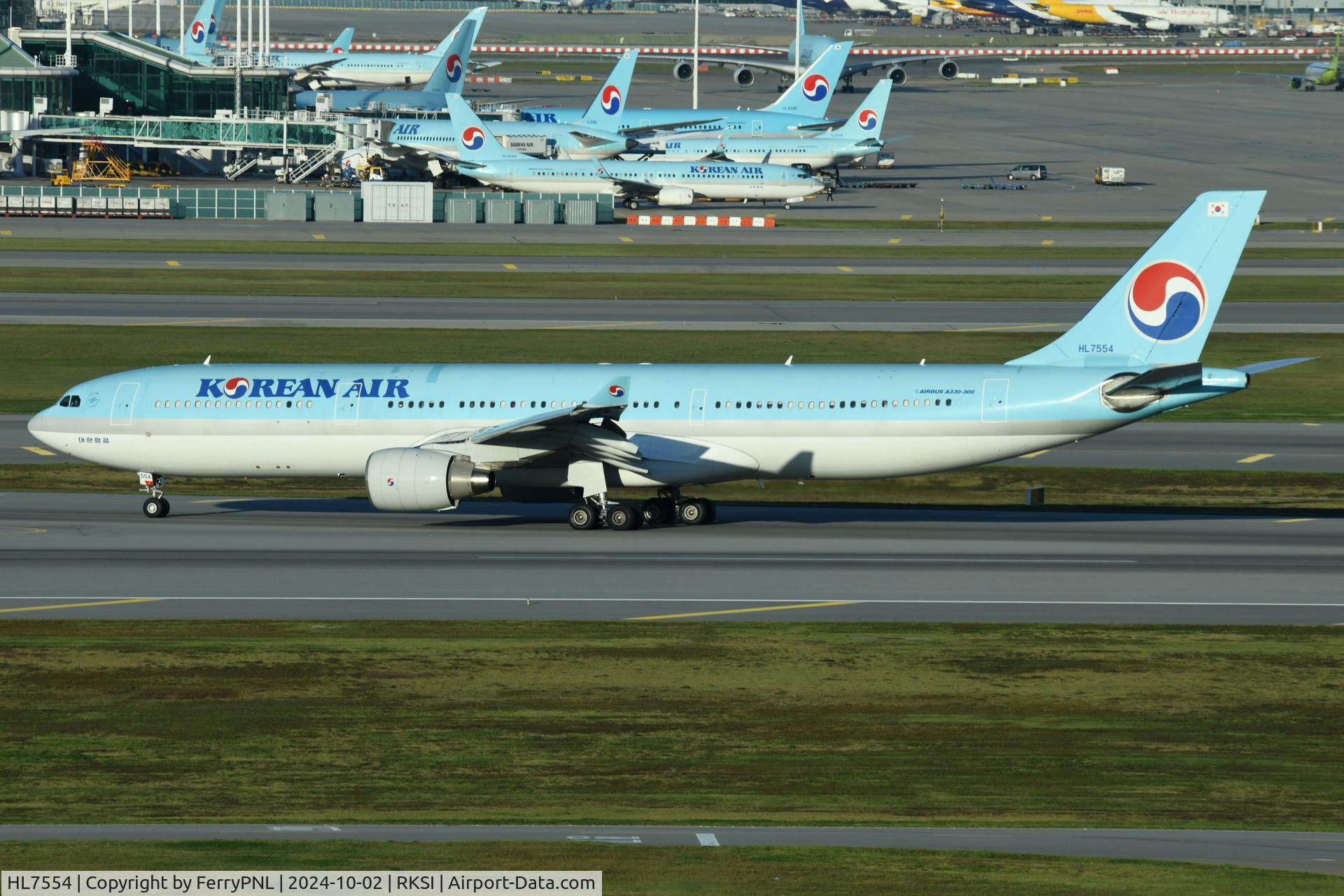 HL7554, 1999 Airbus A330-323 C/N 256, Korean A333 taxying to the terminal