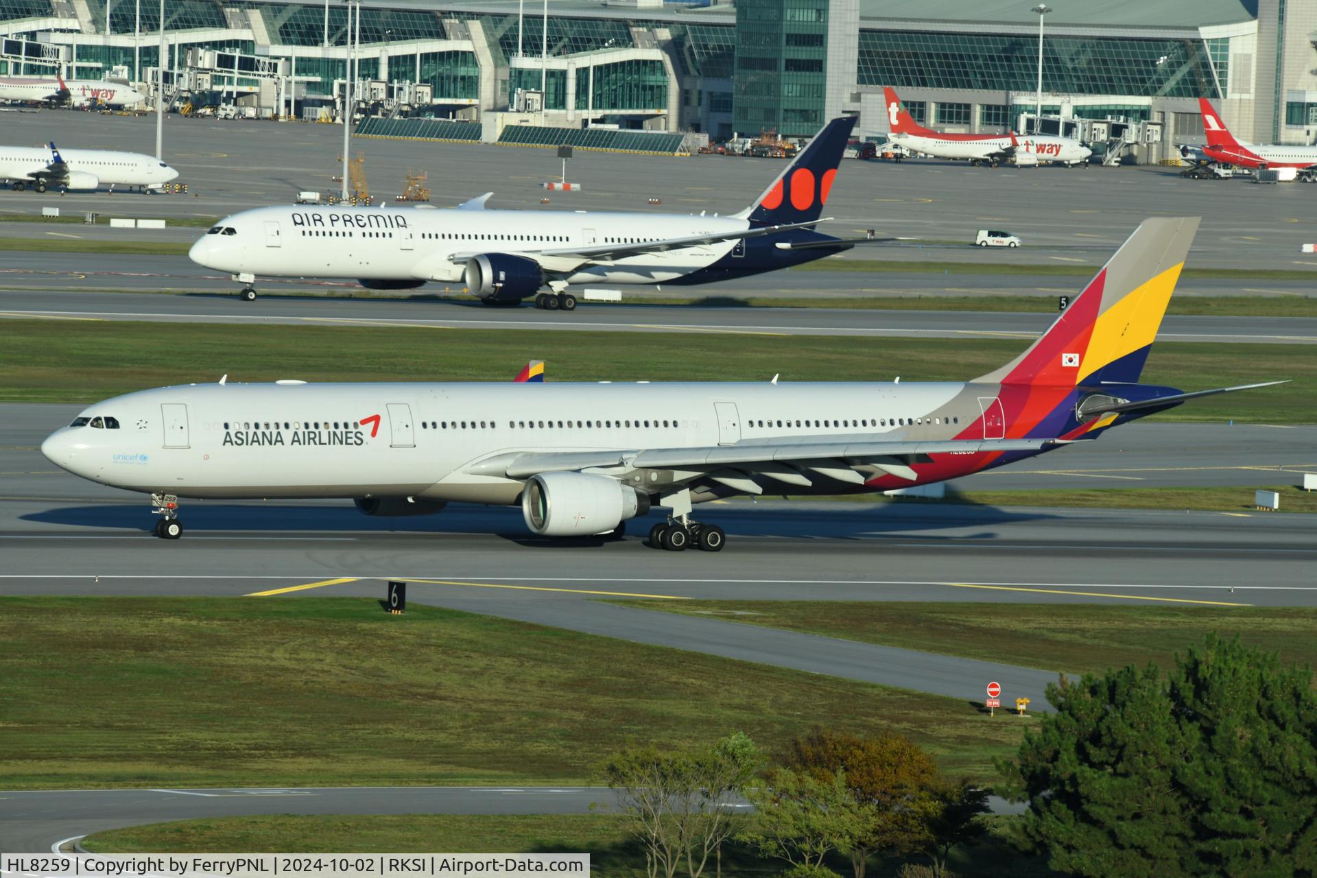 HL8259, 2012 Airbus A330-323E C/N 1340, Asiana A333 arriving with Air Premia B789 departing in the background