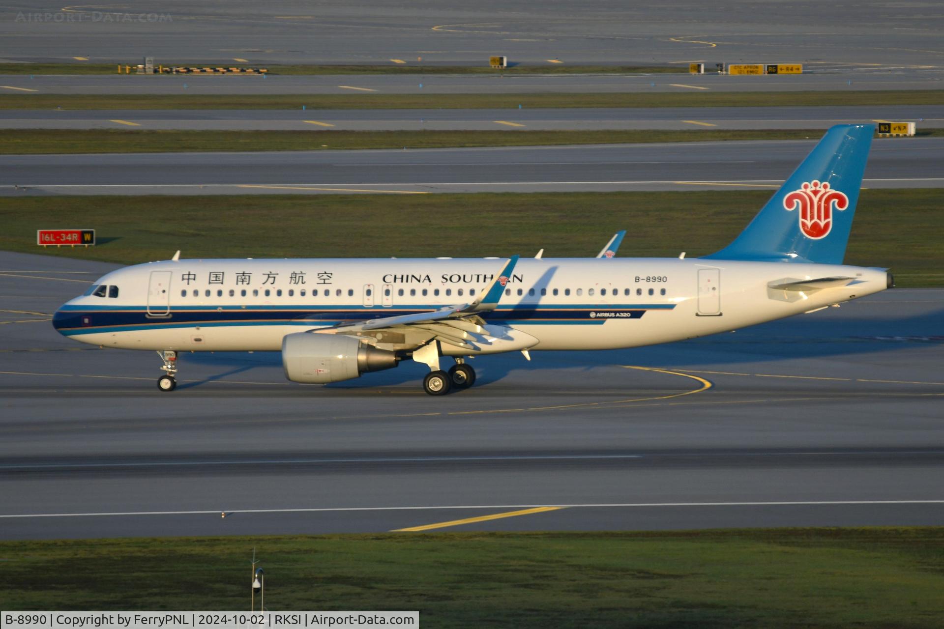 B-8990, 2017 Airbus A320-214(WL) C/N 7728, China Southern A320