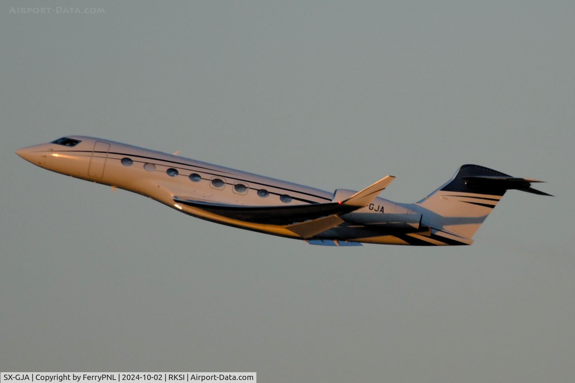 SX-GJA, 2017 Gulfstream G650ER C/N 6306, Gainjet G650ER taking-off just before dusk
