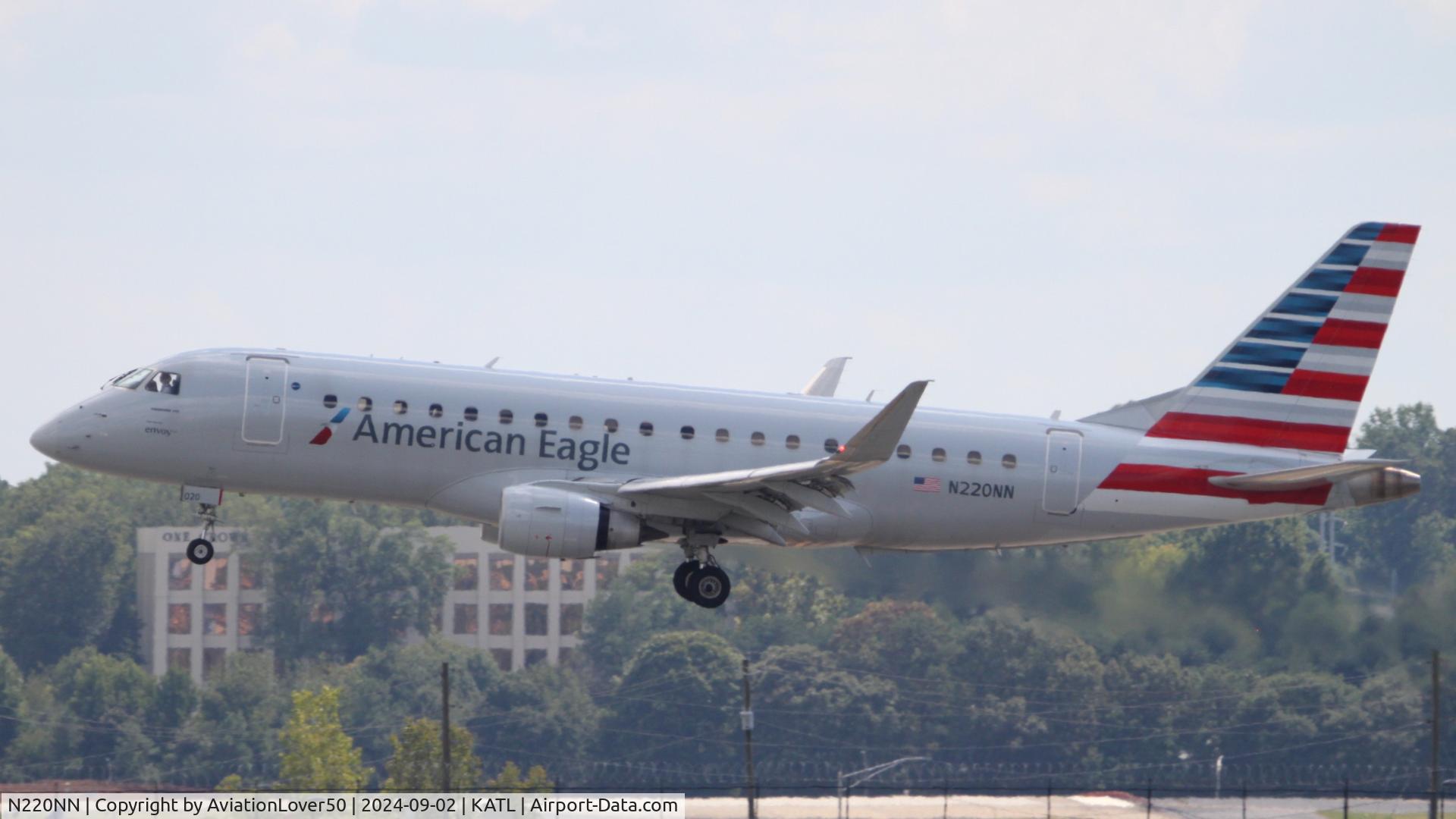 N220NN, 2015 Embraer 175LR (ERJ-170-200LR) C/N 17000523, American Eagle E175