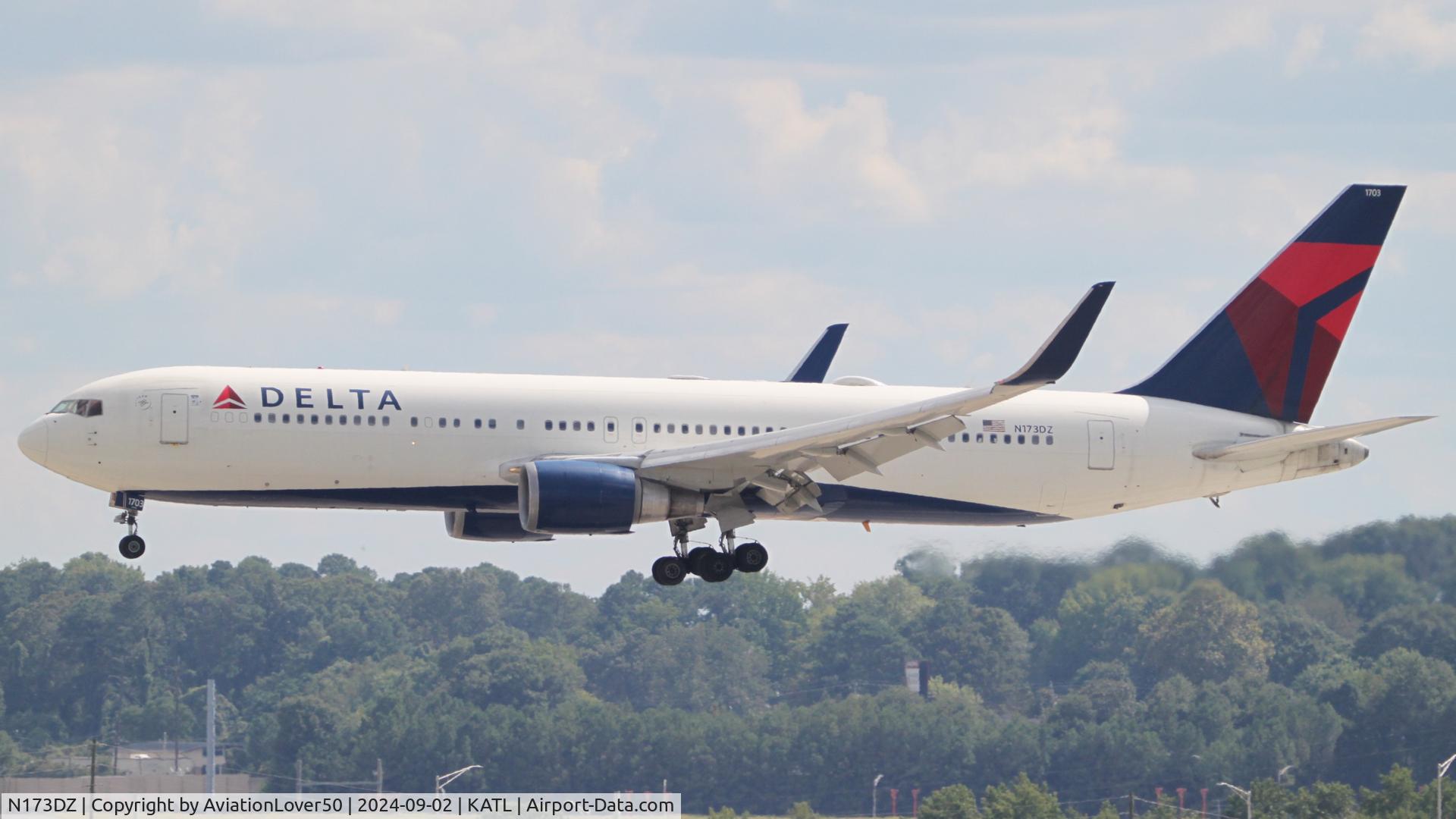 N173DZ, 1998 Boeing 767-332ER C/N 29692, Delta 763
