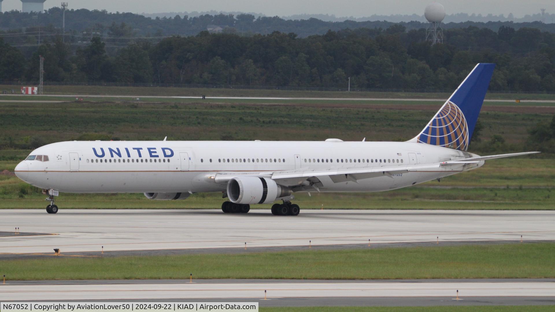 N67052, 2000 Boeing 767-424/ER C/N 29447, United 764