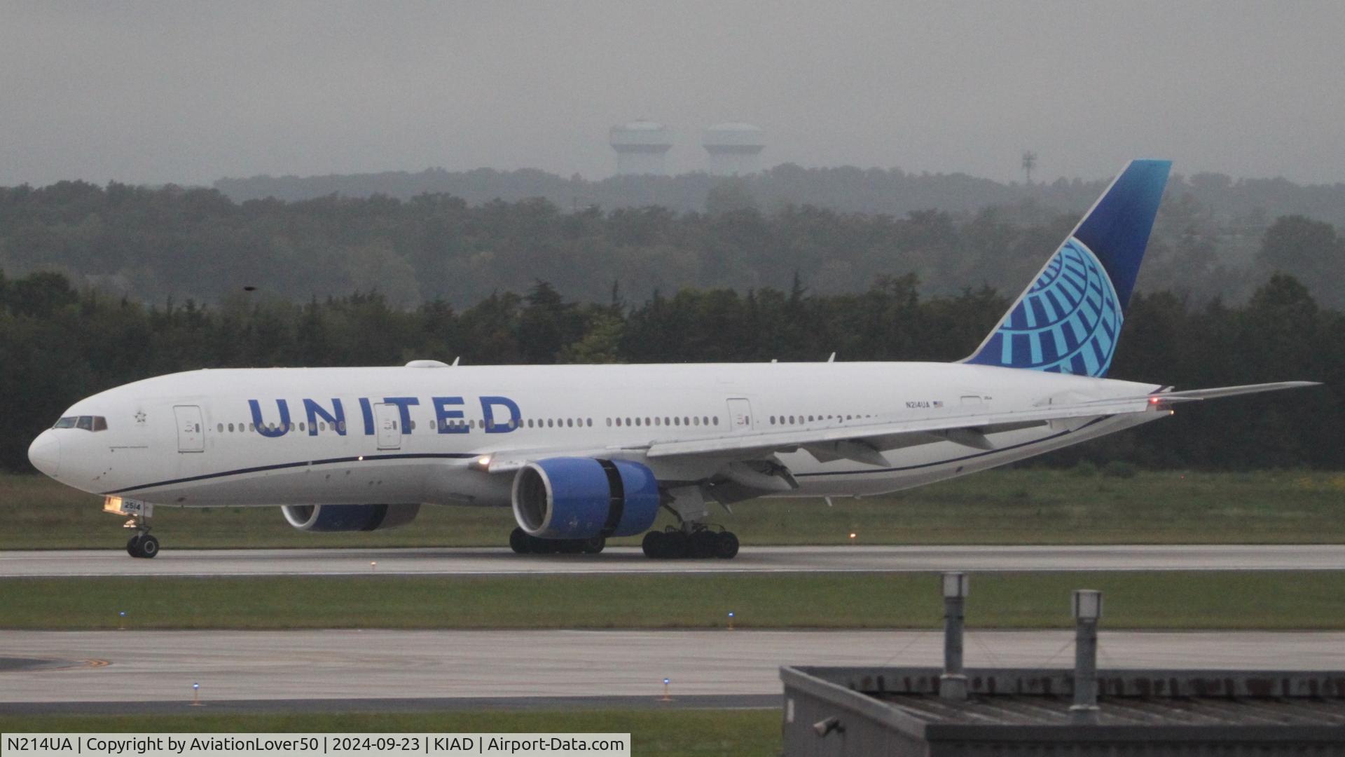 N214UA, 2000 Boeing 777-222 C/N 30220, United 772
