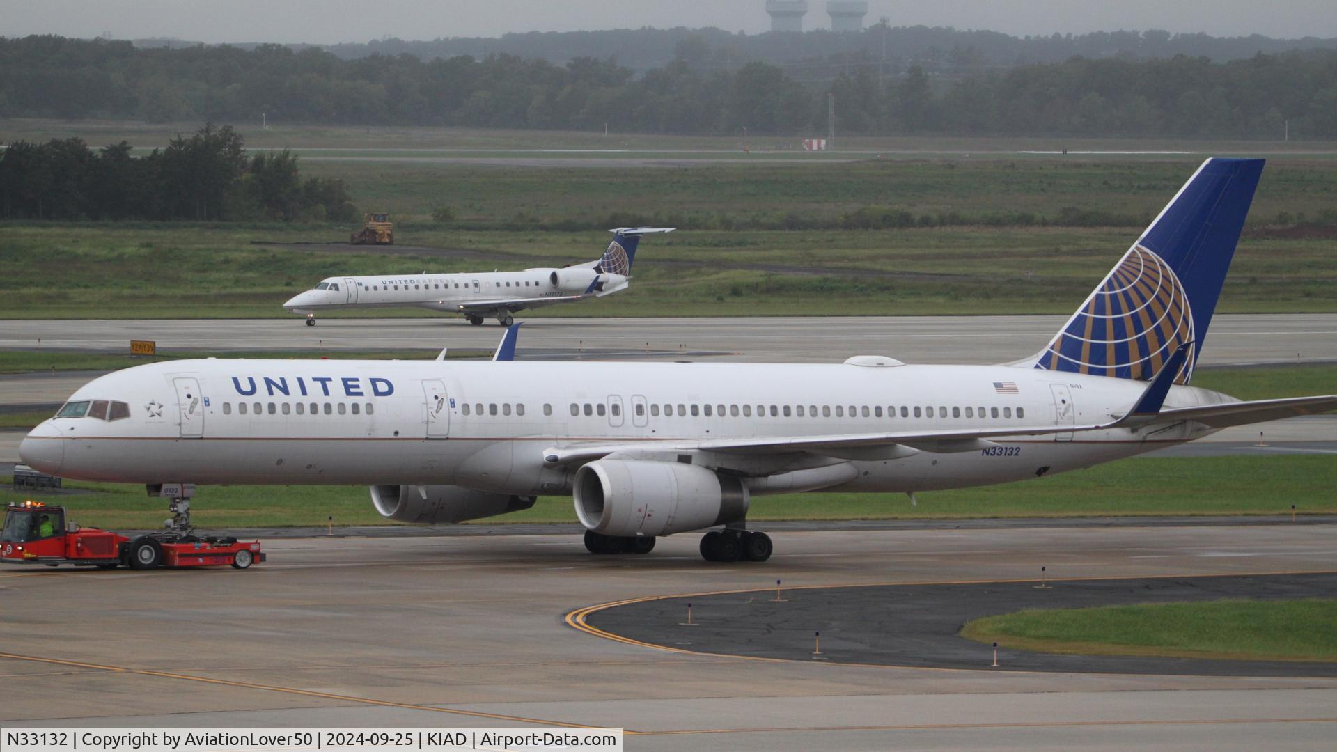 N33132, 1998 Boeing 757-224 C/N 29281, United 752