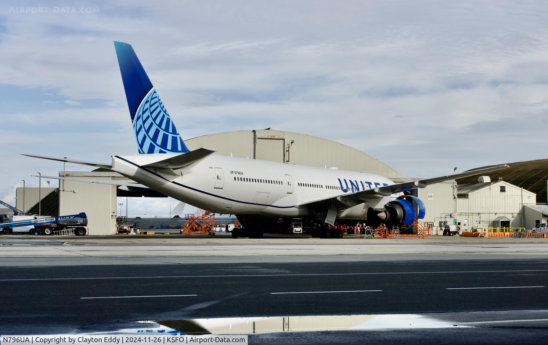 N796UA, 1998 Boeing 777-222 C/N 26931, SFO 2024.
