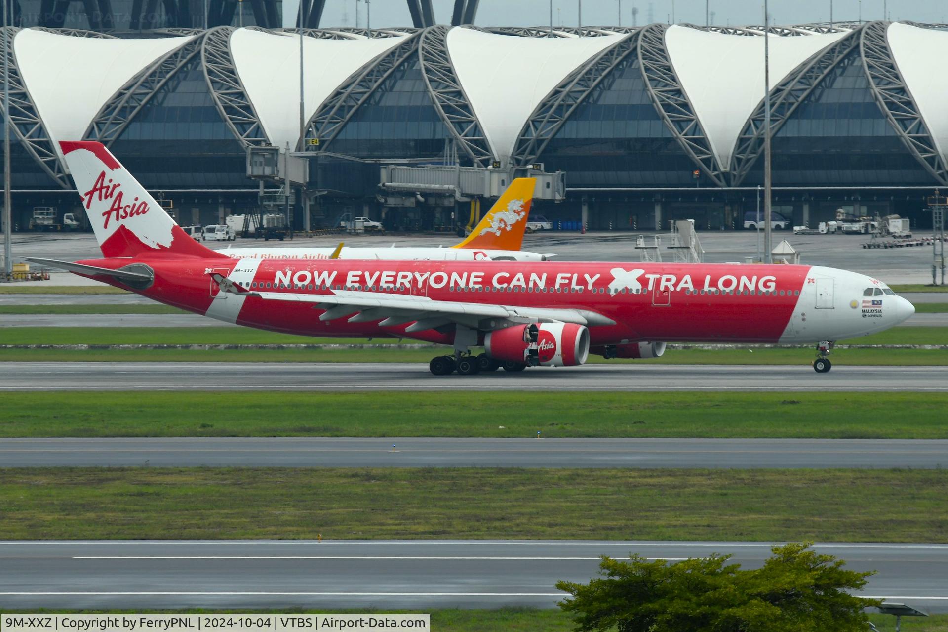 9M-XXZ, 2015 Airbus A330-343 C/N 1612, AirAsia X A333 applying reverse thrust to come to a stop