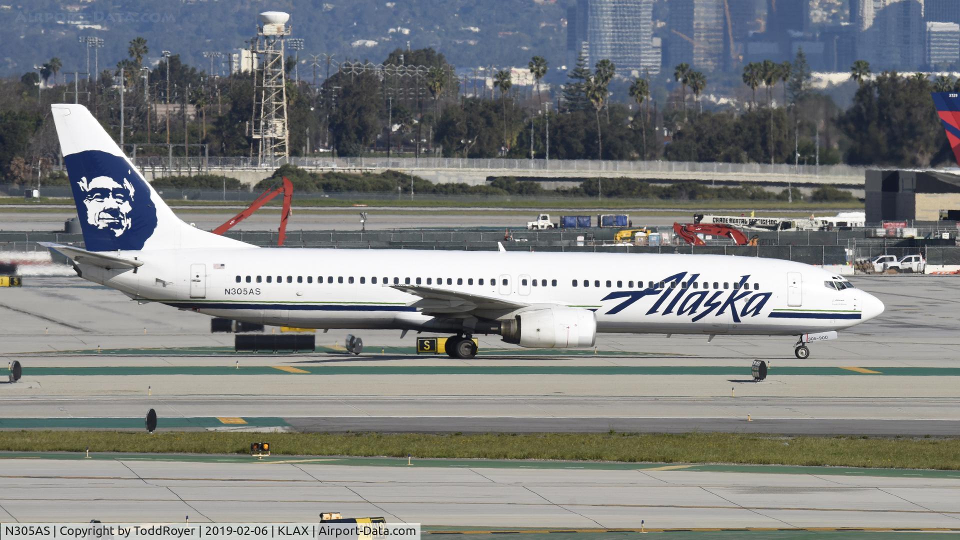 N305AS, 2000 Boeing 737-990 C/N 30013, Taxiing to gate at LAX