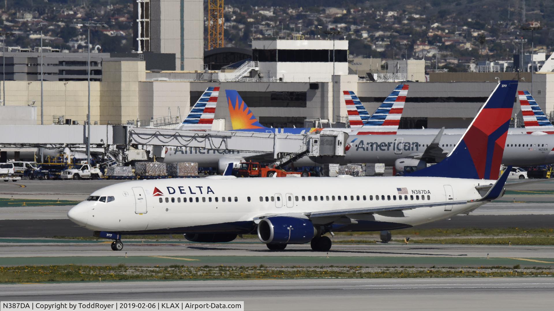 N387DA, 2000 Boeing 737-832 C/N 30374, Arriving at LAX on 25L