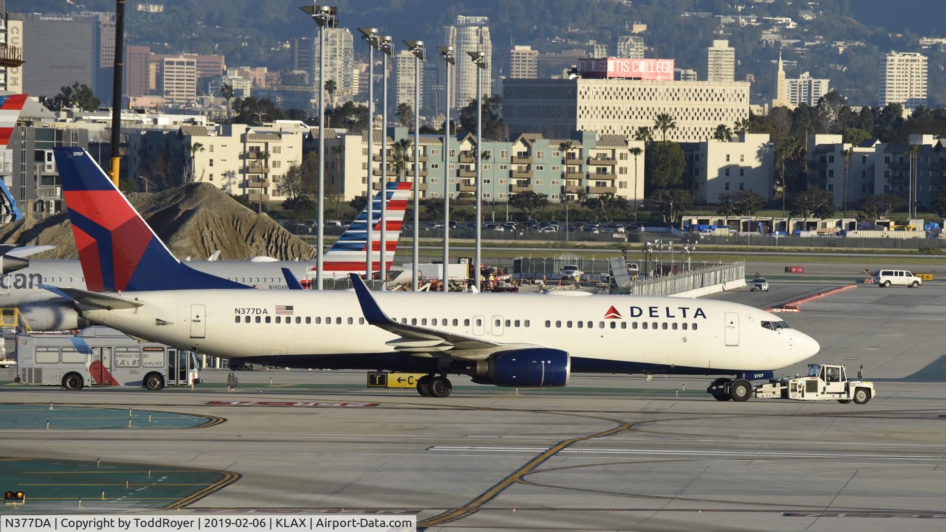 N377DA, 1999 Boeing 737-832 C/N 29625, Getting towed to gate at LAX