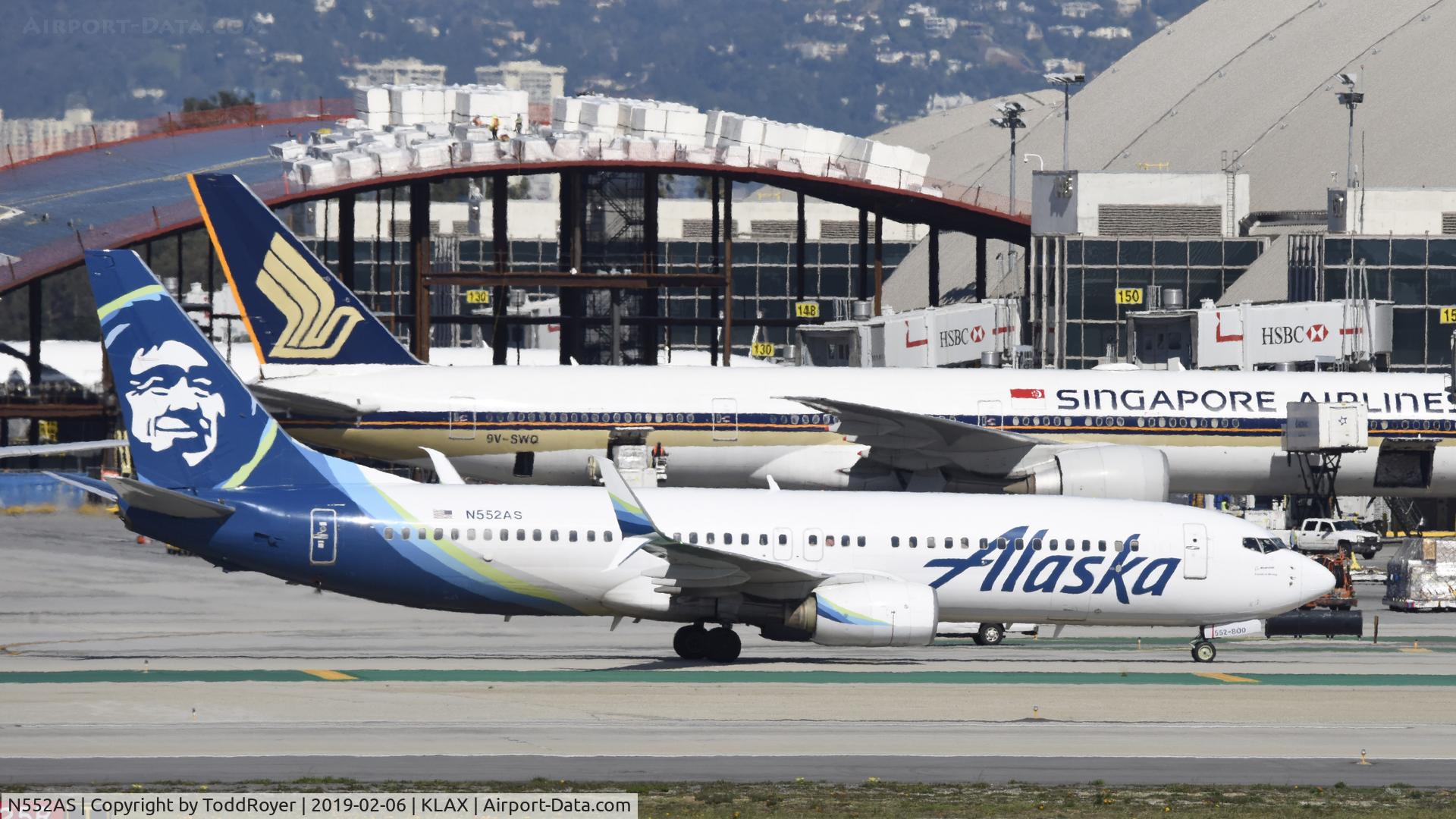 N552AS, 2006 Boeing 737-890 C/N 34595, Taxiing to gate at LAX