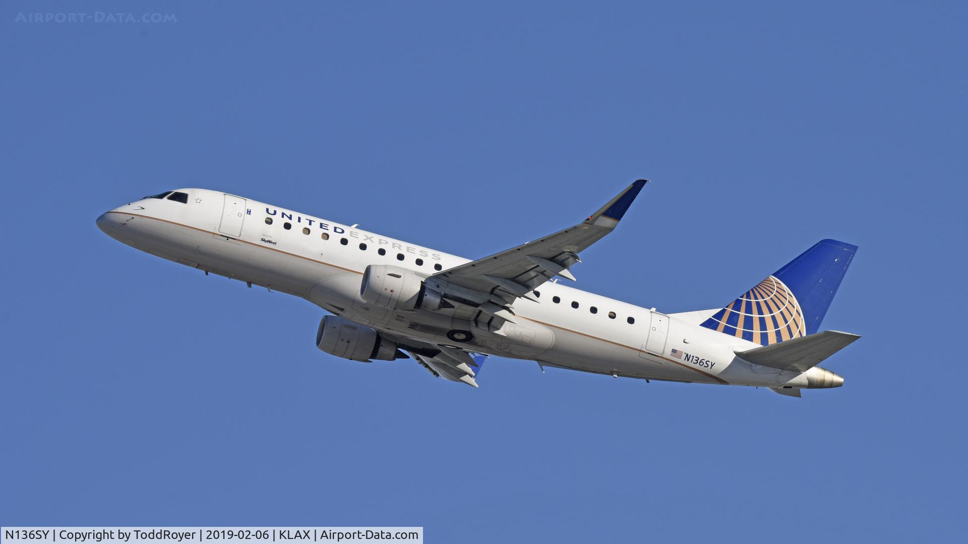 N136SY, 2015 Embraer 175LR (ERJ-170-200LR) C/N 17000462, Departing LAX on 25R