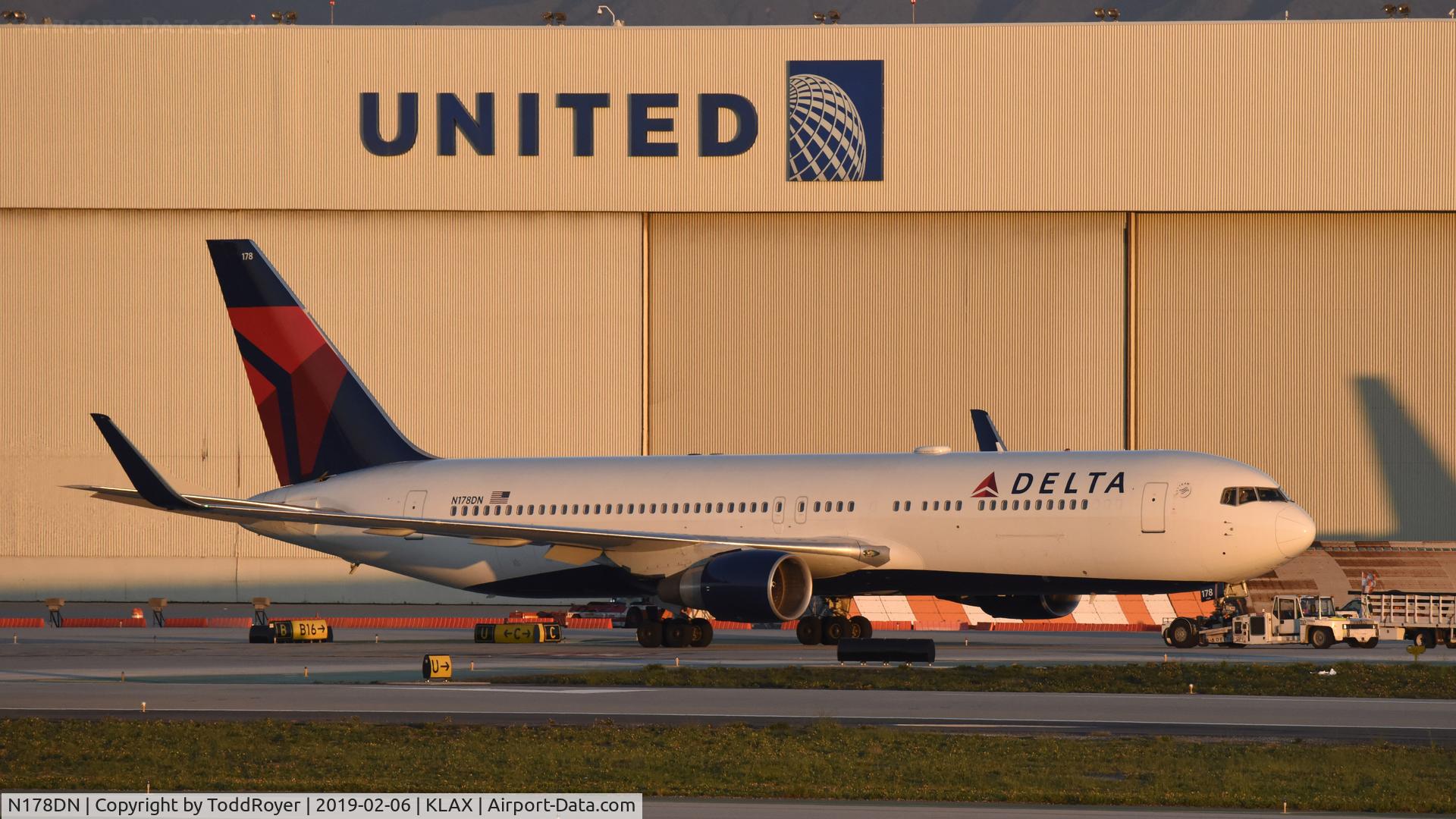 N178DN, 1991 Boeing 767-332 C/N 25143, Getting towed to gate at LAX