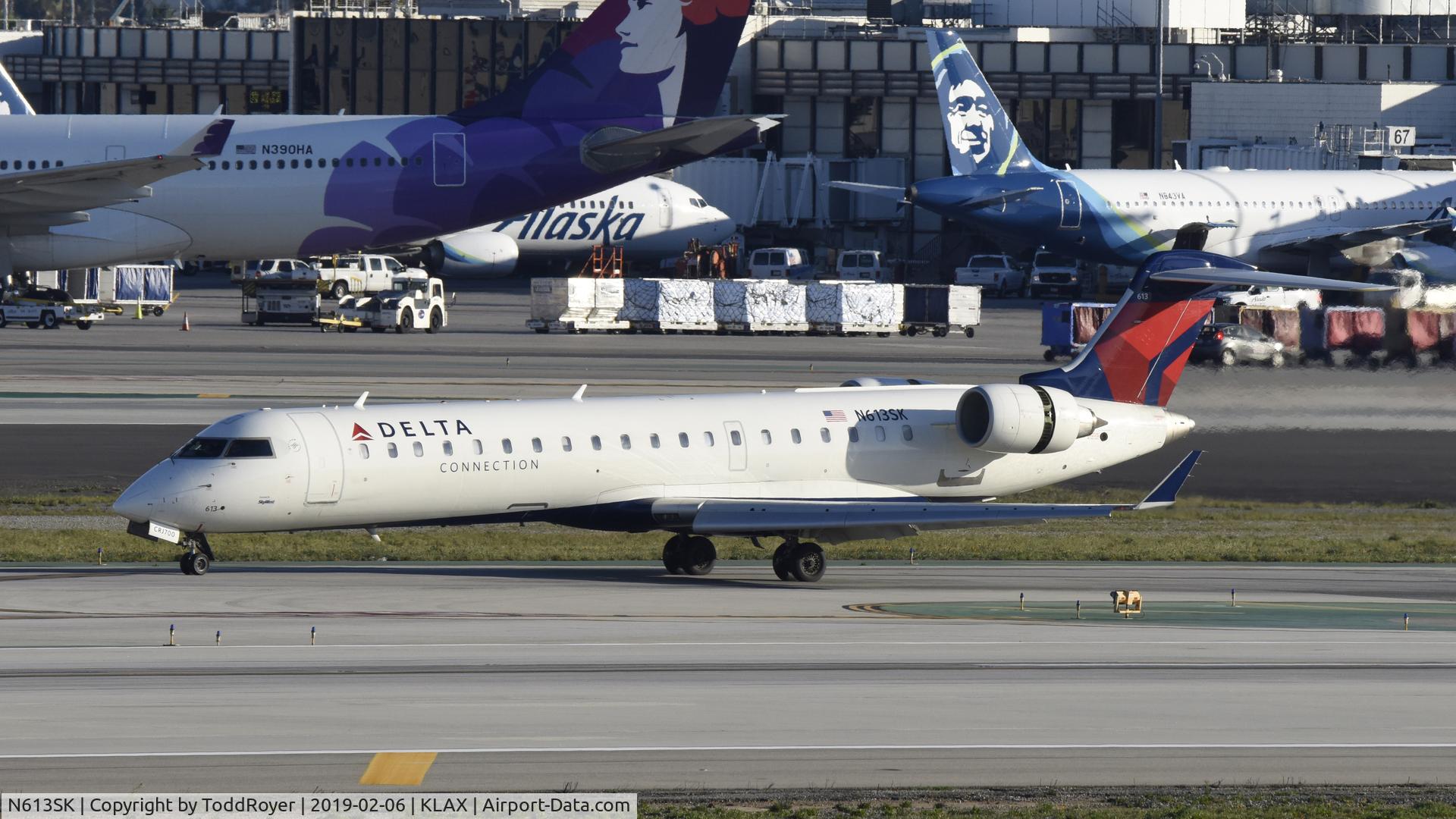 N613SK, 2002 Bombardier CRJ-701 (CL-600-2C10) Regional Jet C/N 10038, Arriving at LAX on 25L