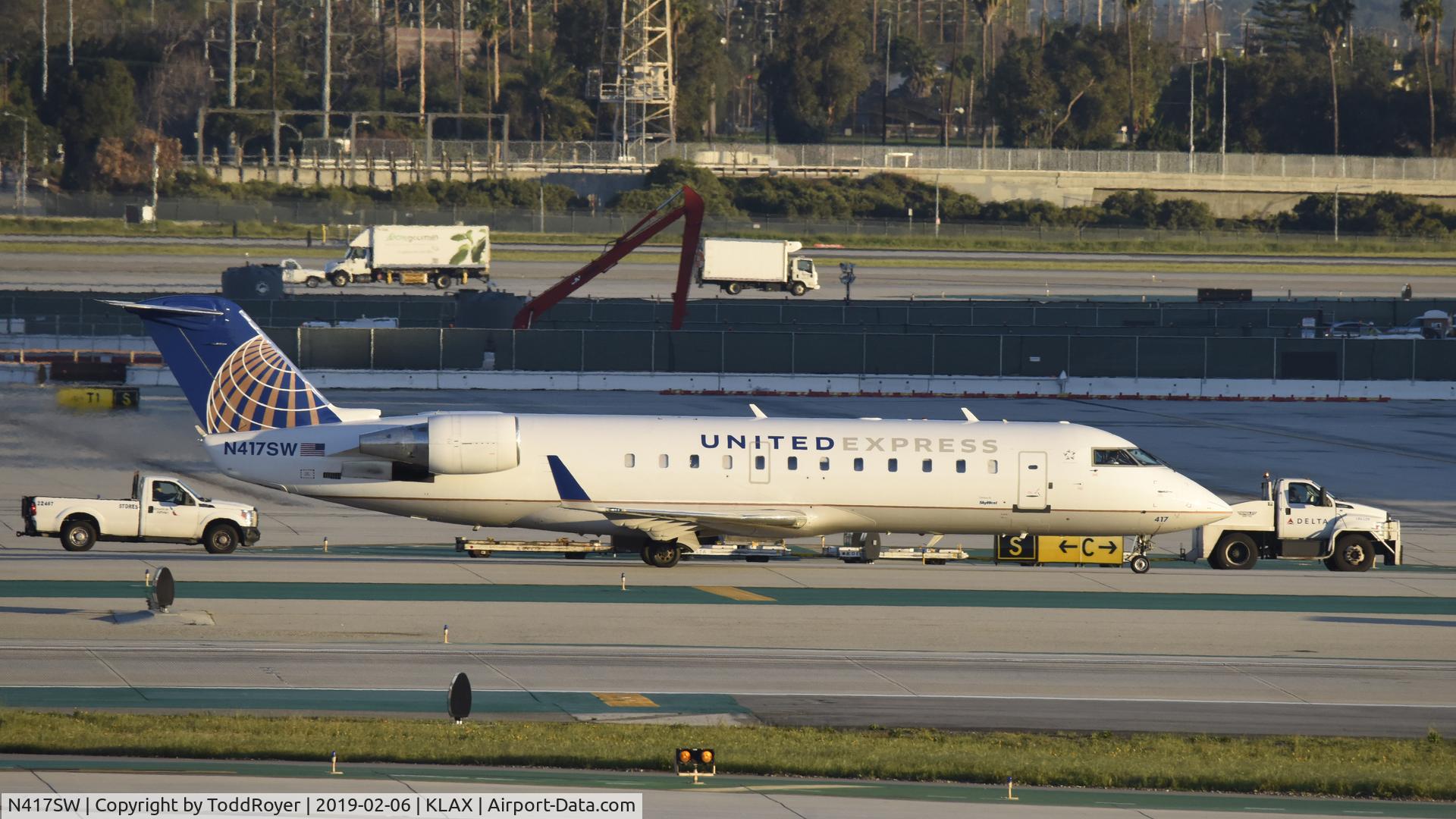 N417SW, 2000 Bombardier CRJ-200LR (CL-600-2B19) C/N 7400, Taxiing to gate at LAX